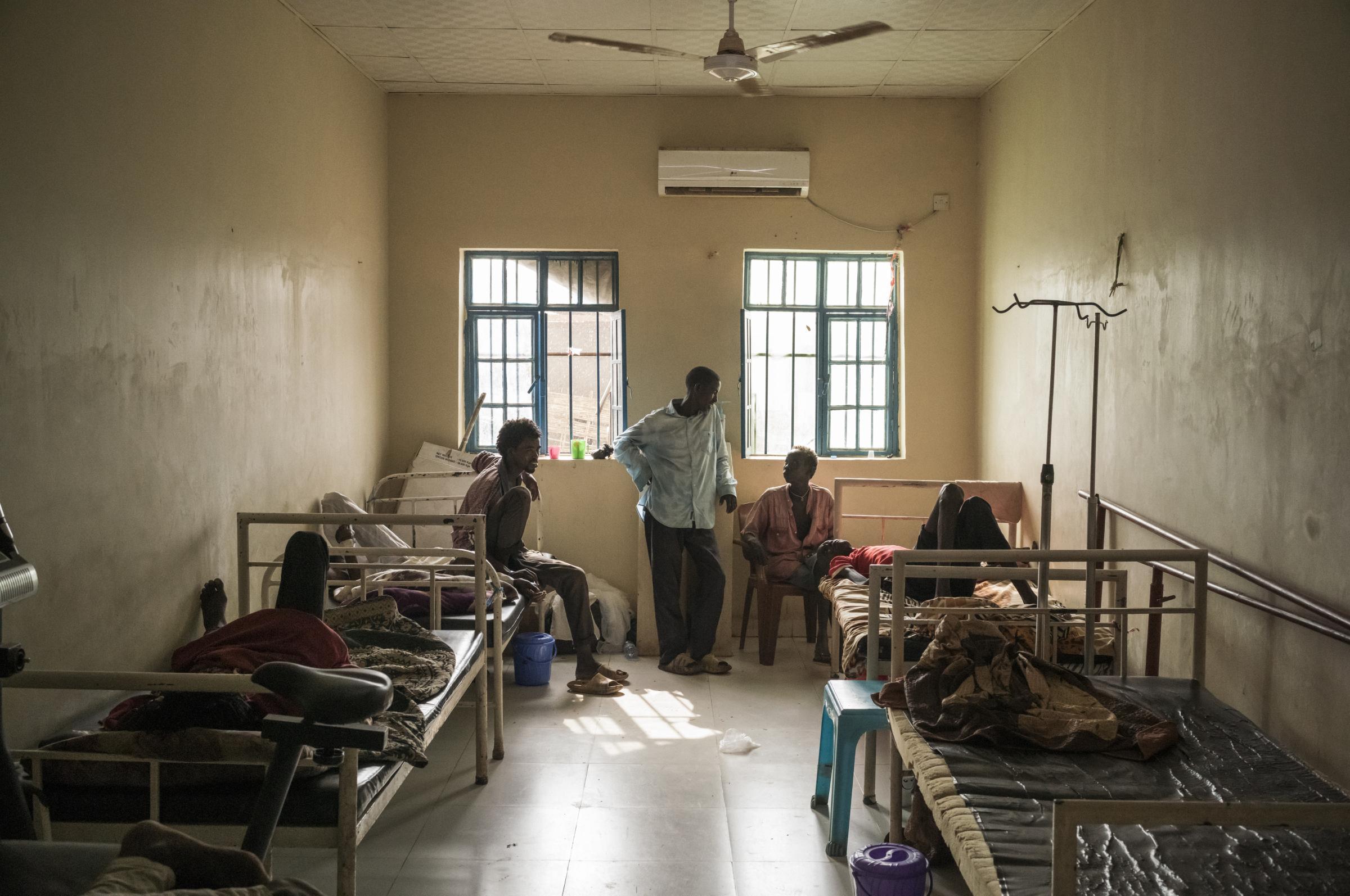 Patients et personnel soignant à l'intérieur de l'hôpital MSF d'Ameth Bek, à Abyei, au Soudan du Sud.