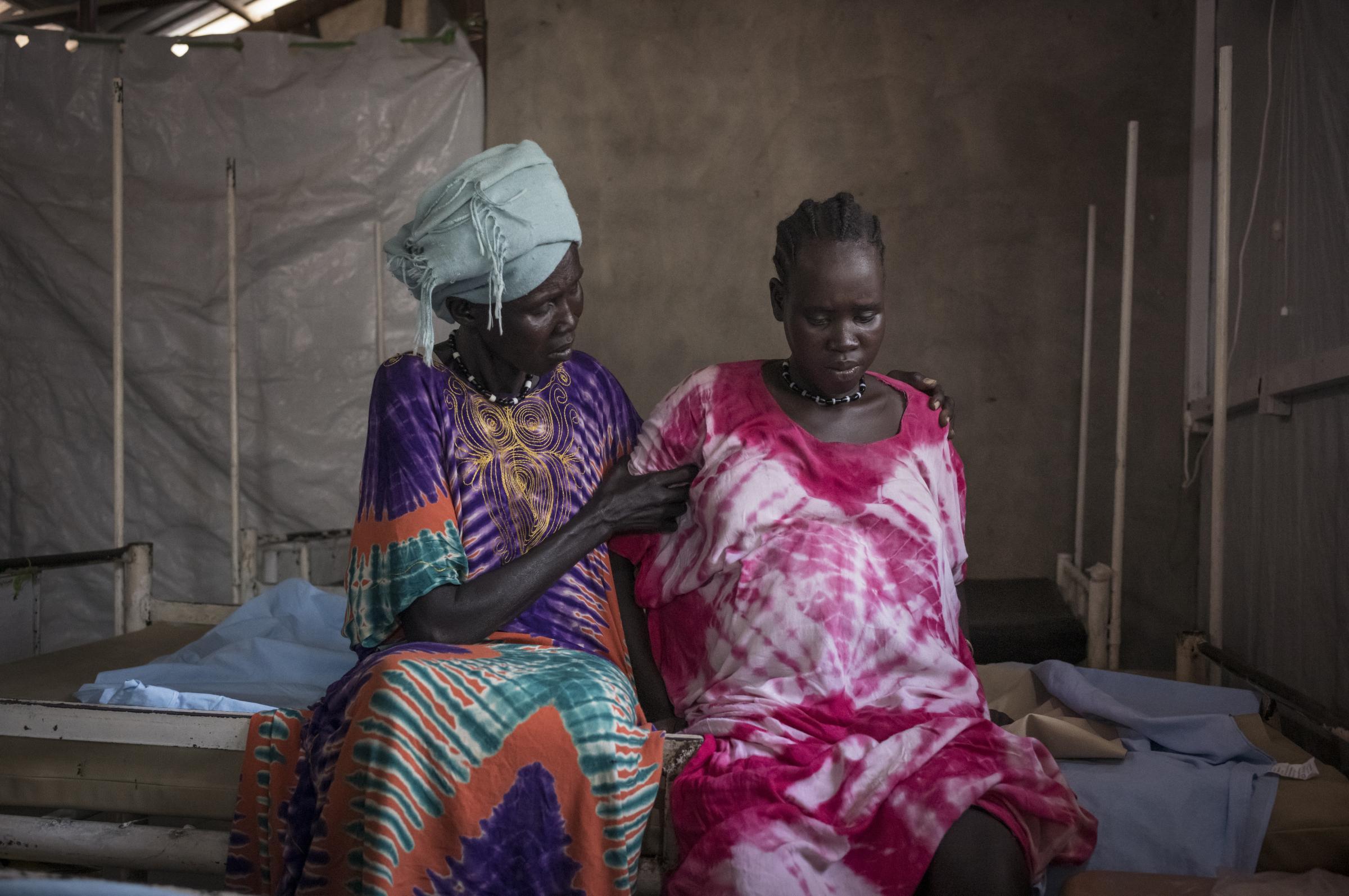 Abuk Magolc Dhal accouche dans l'hôpital géré par MSF avec le soutien de sa mère, Nyadeng Mangolc, Mayen-Abun, Soudan du Sud.