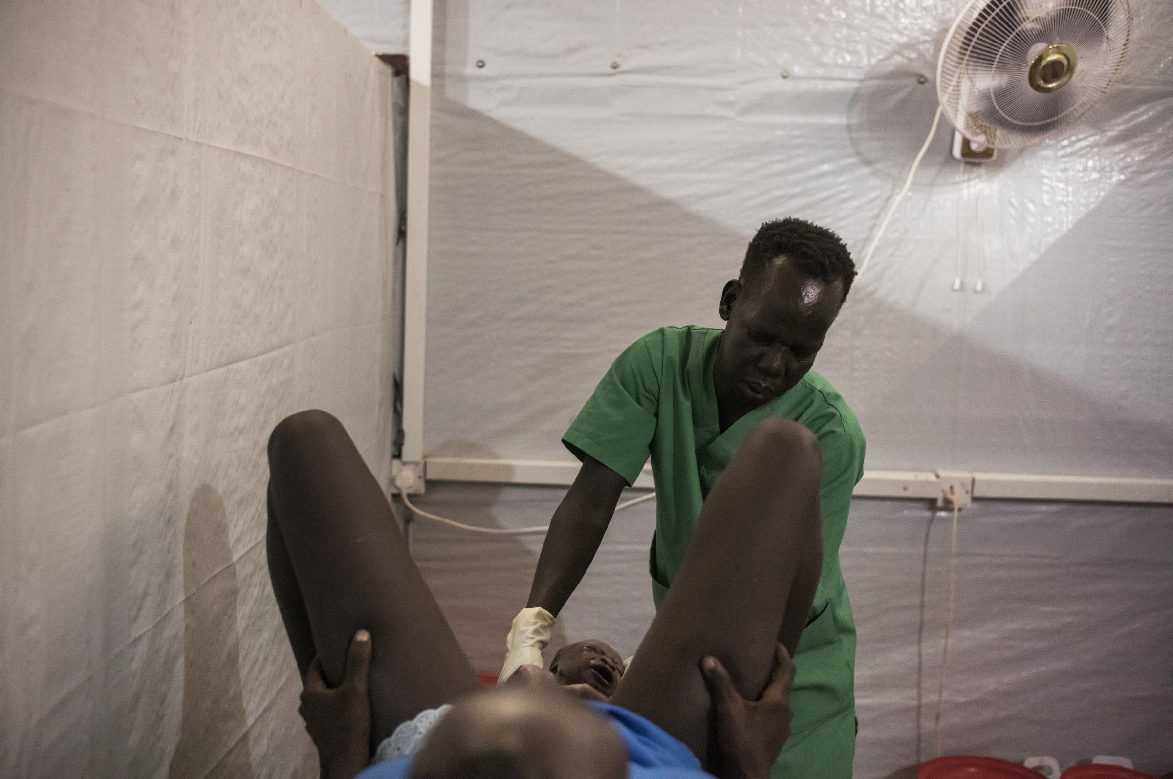 Abuk Magolc Dhal accouche dans l'hôpital géré par MSF avec le soutien de sa mère, Nyadeng Mangolc, Mayen-Abun, Soudan du Sud.