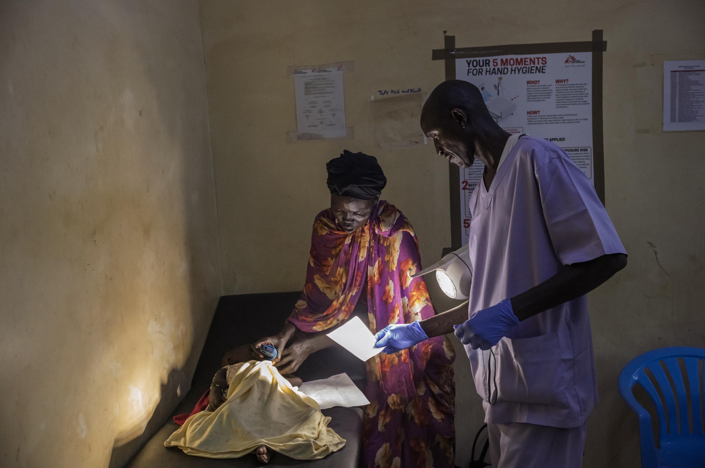 Patients et personnel soignant à l'intérieur de l'hôpital MSF d'Ameth Bek, à Abyei, au Soudan du Sud.