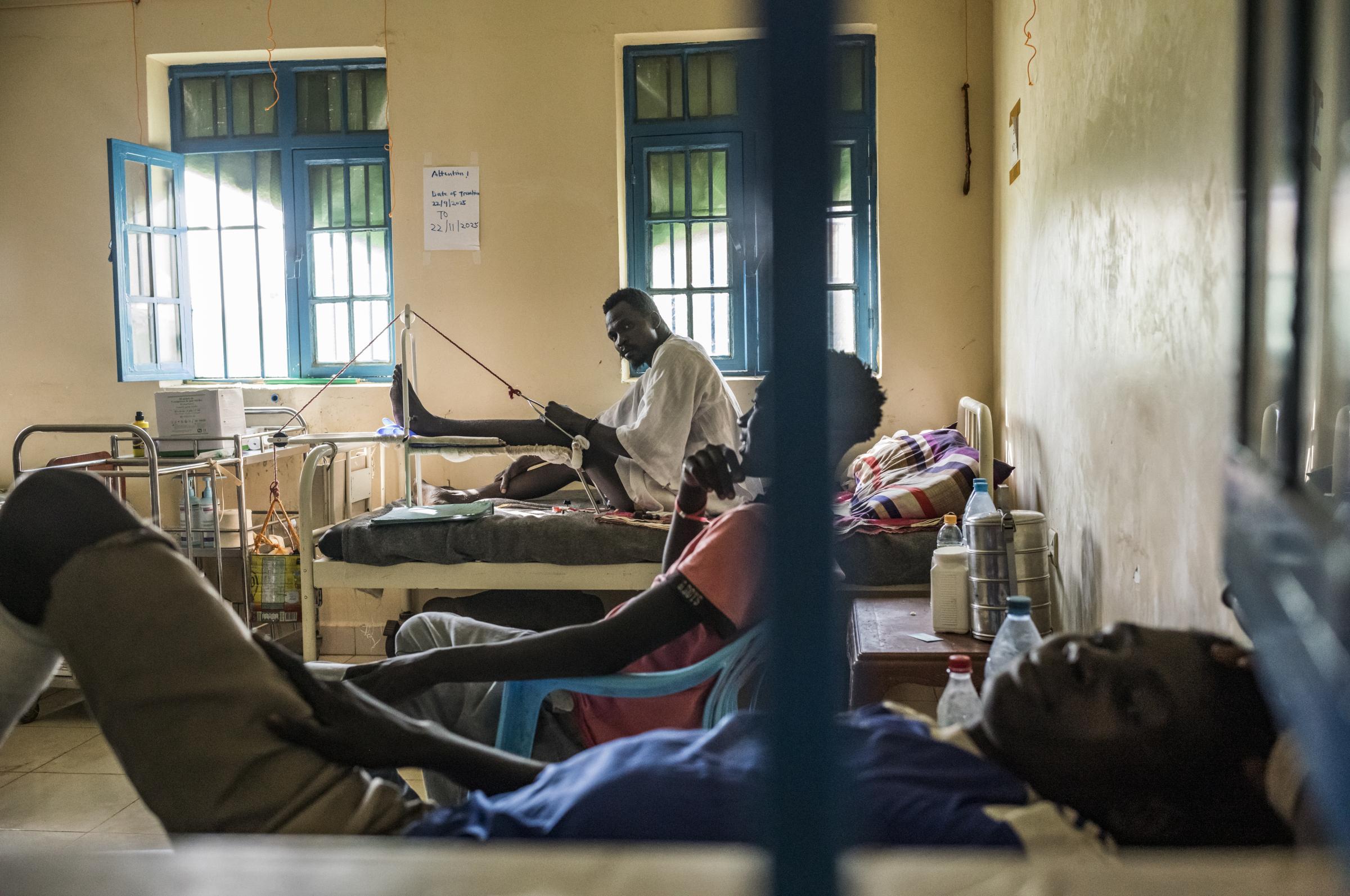 Patients et personnel soignant à l'intérieur de l'hôpital MSF d'Ameth Bek, à Abyei, au Soudan du Sud.