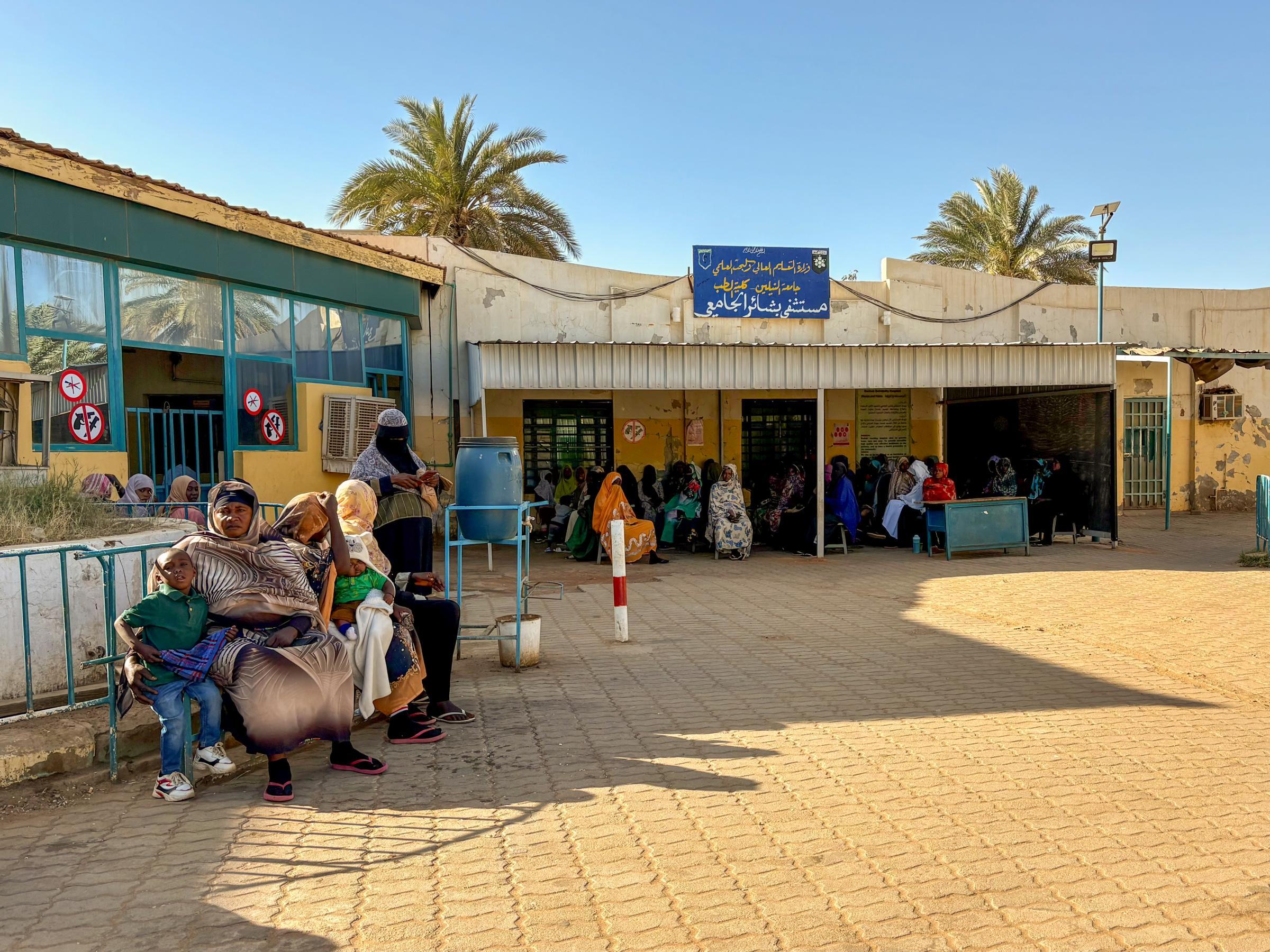 Tôt le matin, des patients patientent dans la salle d'attente, après être passés par la zone de triage, à l'entrée principale de l'hôpital universitaire Bashair, Soudan