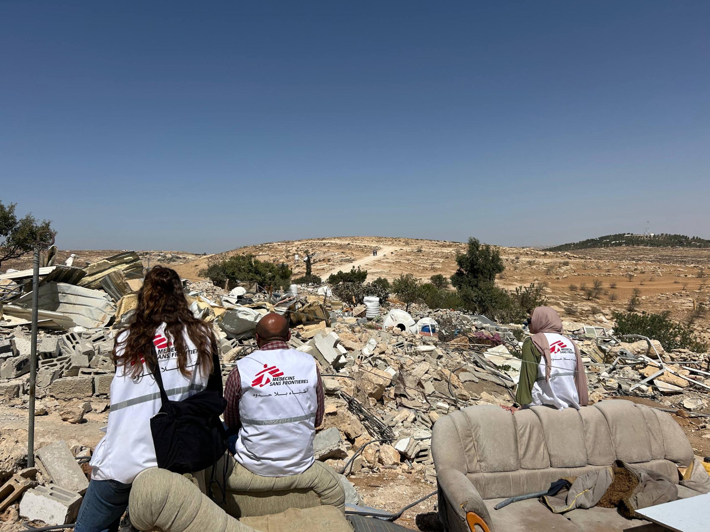 Les équipes de MSF se rendent à Khallet Athaba pour évaluer les besoins de la population. À Masafer Yatta, des cliniques mobiles dispensent des soins médicaux et psychologiques aux familles qui vivent sous le poids d'attaques incessantes. Cisjordanie, Palestine, septembre 2025. © MSF