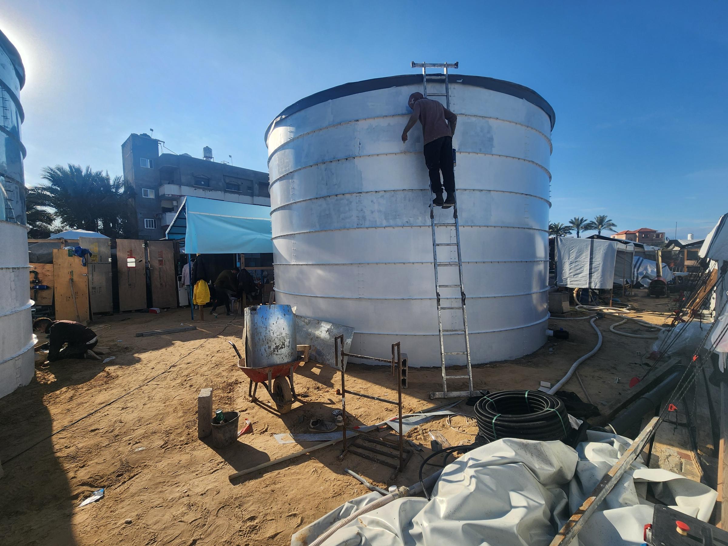 Un réservoir d'eau fabriqué localement, d'une capacité d'environ 150 000 litres d'eau potable. Gaza, Palestine, décembre 2025. © Craig Kenzie/MSF