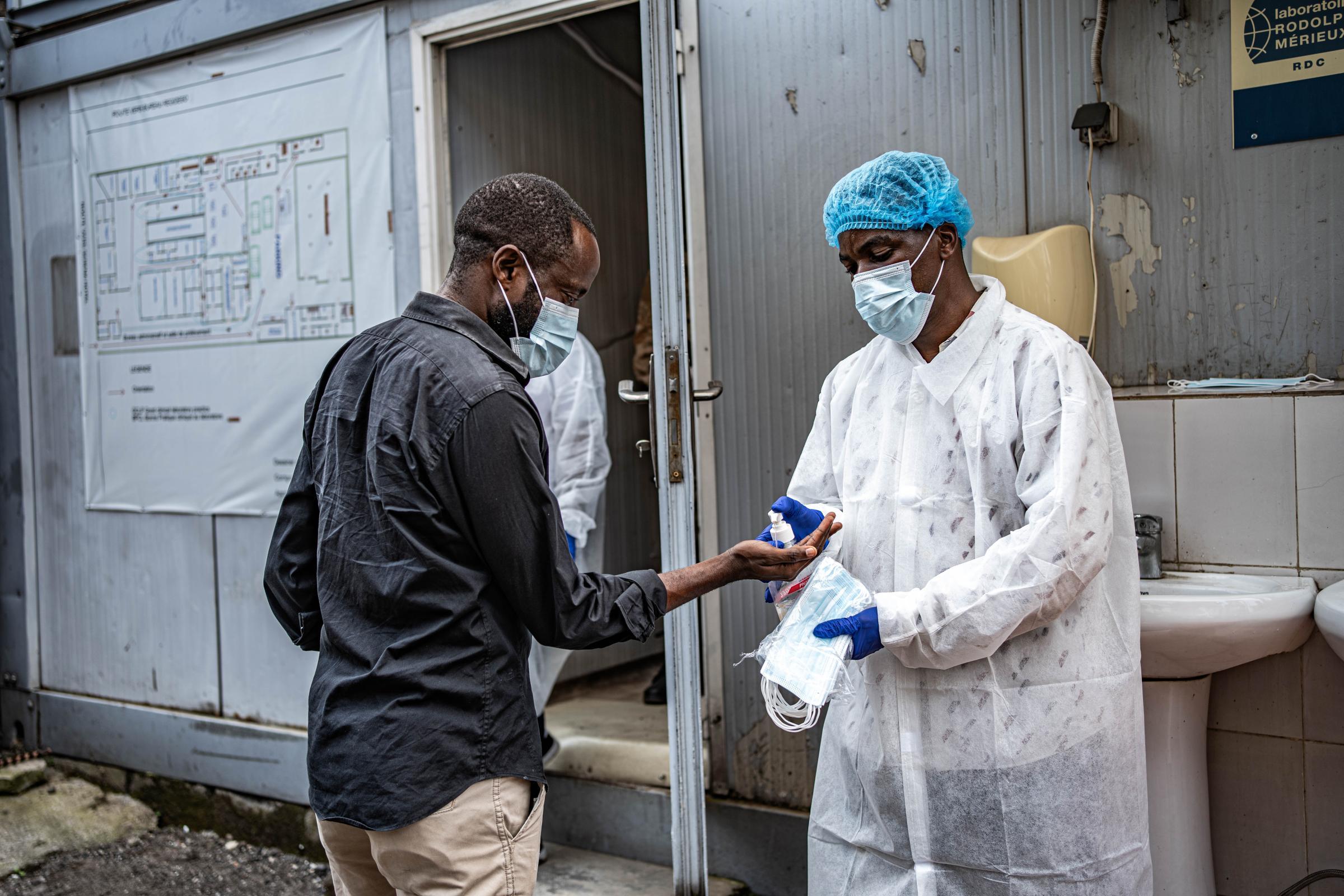 Vue de l'entrée de l'Institut national de recheche biomédicale de Goma. Des mesures préventives ont été mises en place avant d'entrer dans cet établissement dans lequel sont testés les prélèvements des personnes susceptibles de souffrir de la maladie Ebola.