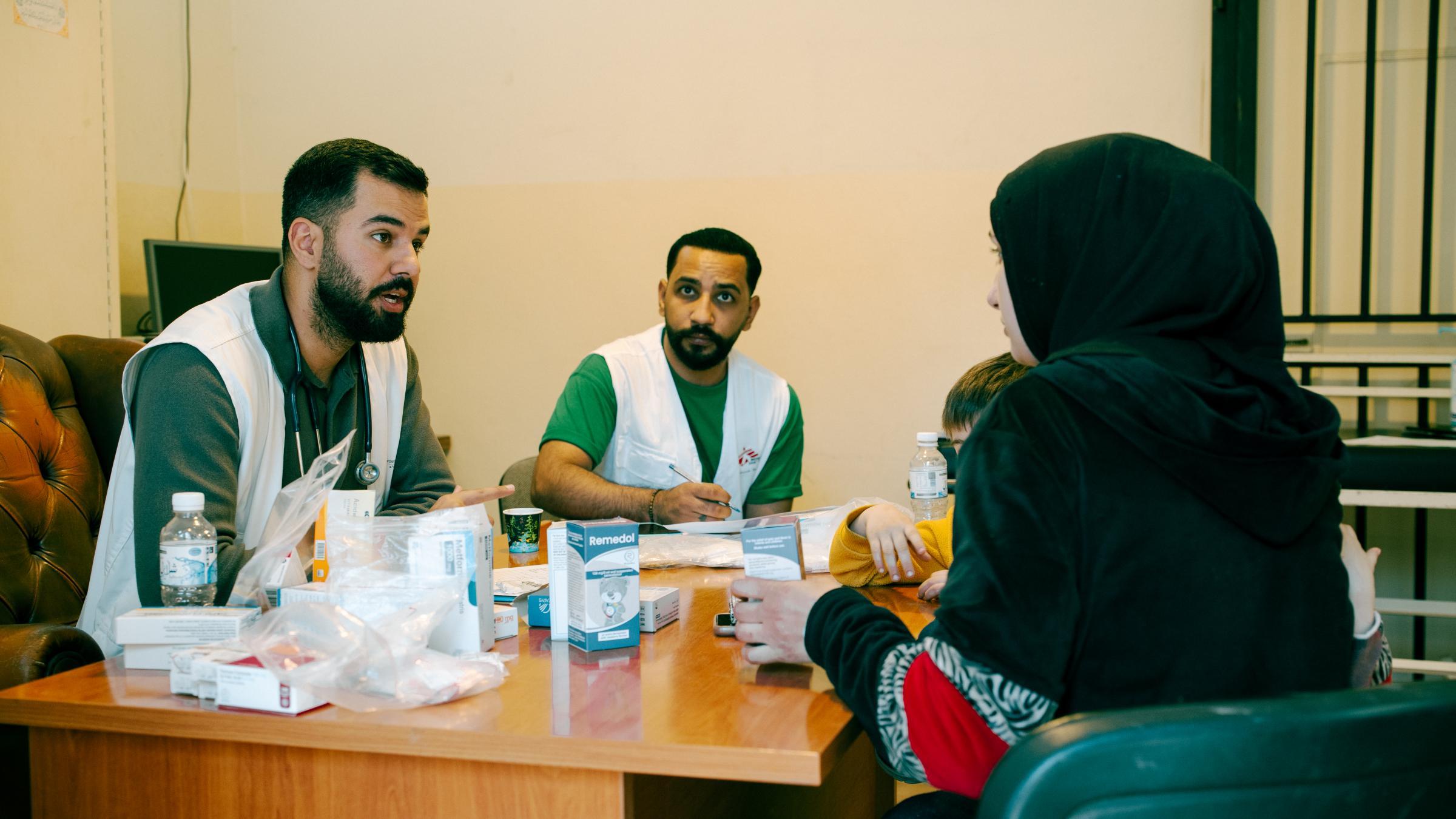 Personnel soignant et patients de l'Unité médicale mobile de Jebshit, Liban