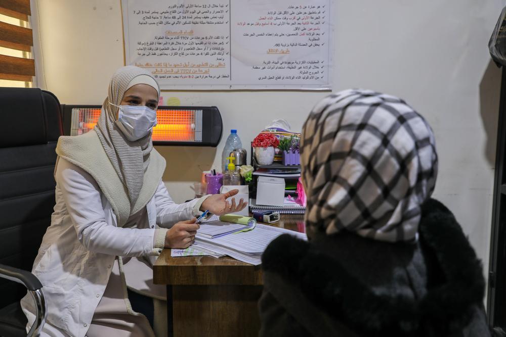 L'éducatrice en santé mène une séance individuelle avec une patiente au centre de soins de santé primaires Darat Izza, Syrie