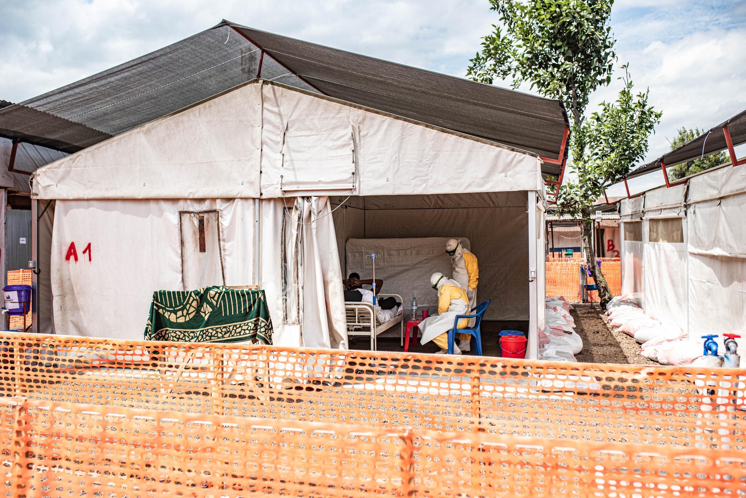 Le centre de traitement Ebola de MSF a ouvert ses portes sur le site de Munigi, à Goma. Les premiers patients ont été admis le jeudi 28 mai. Les équipes de MSF suivent un protocole strict de préparation et de désinfection avant et après chaque visite auprès des patients.