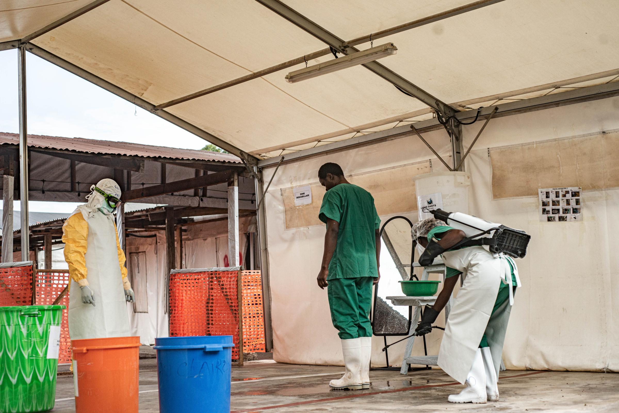 Le centre de traitement Ebola de MSF a ouvert ses portes sur le site de Munigi, à Goma. Les premiers patients ont été admis le jeudi 28 mai. Les équipes de MSF suivent un protocole strict de préparation et de désinfection avant et après chaque visite auprès des patients.