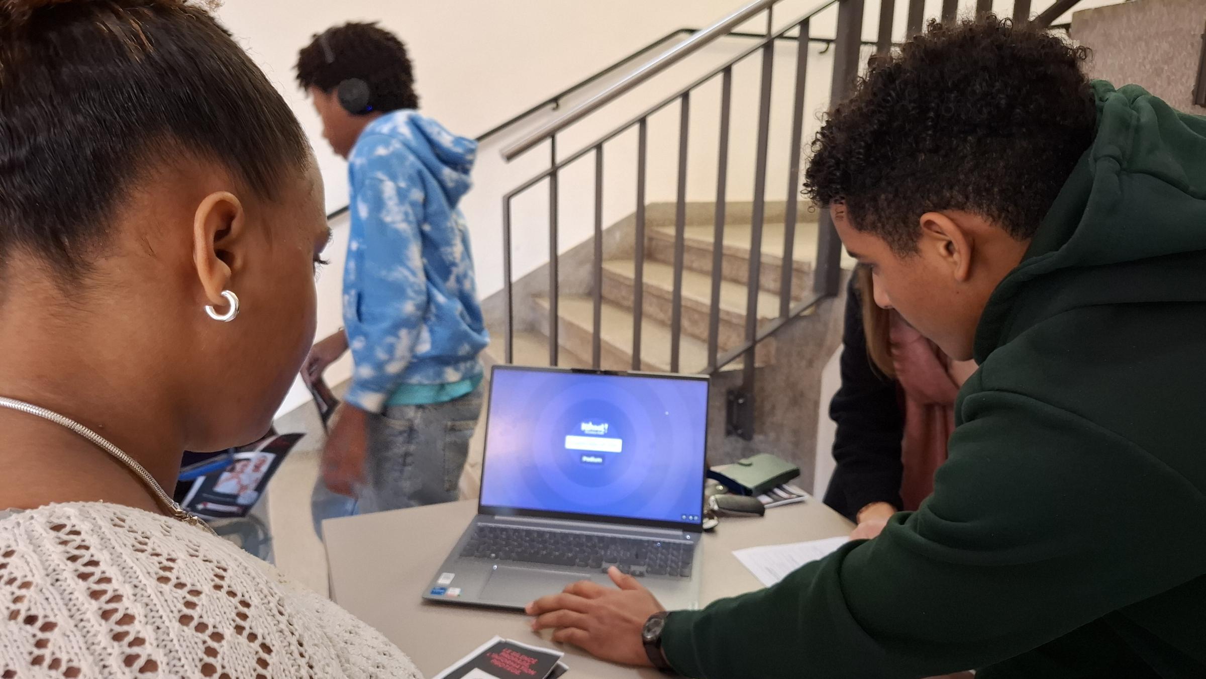 Élèves organisant un questionnaire sur le VIH dans leur établissement