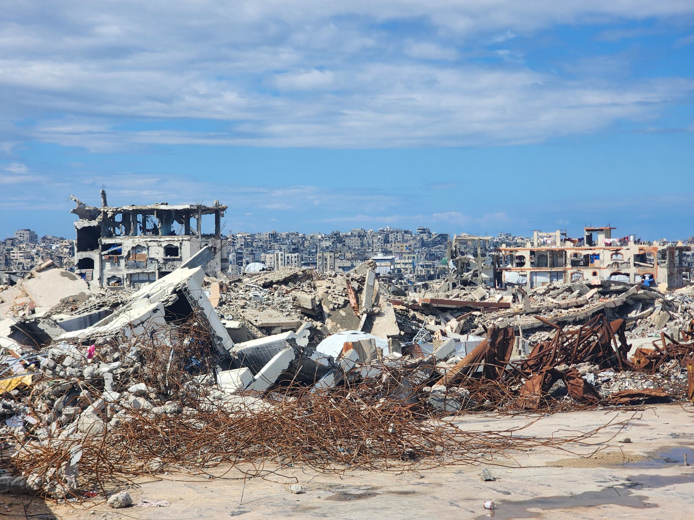 Aux alentours du centre de santé primaire de Jabalia, on aperçoit les décombres de l'ancien centre (d'avant-guerre). MSF y a construit un nouveau centre offrant des soins de santé primaires à la communauté du quartier de Jabalia.