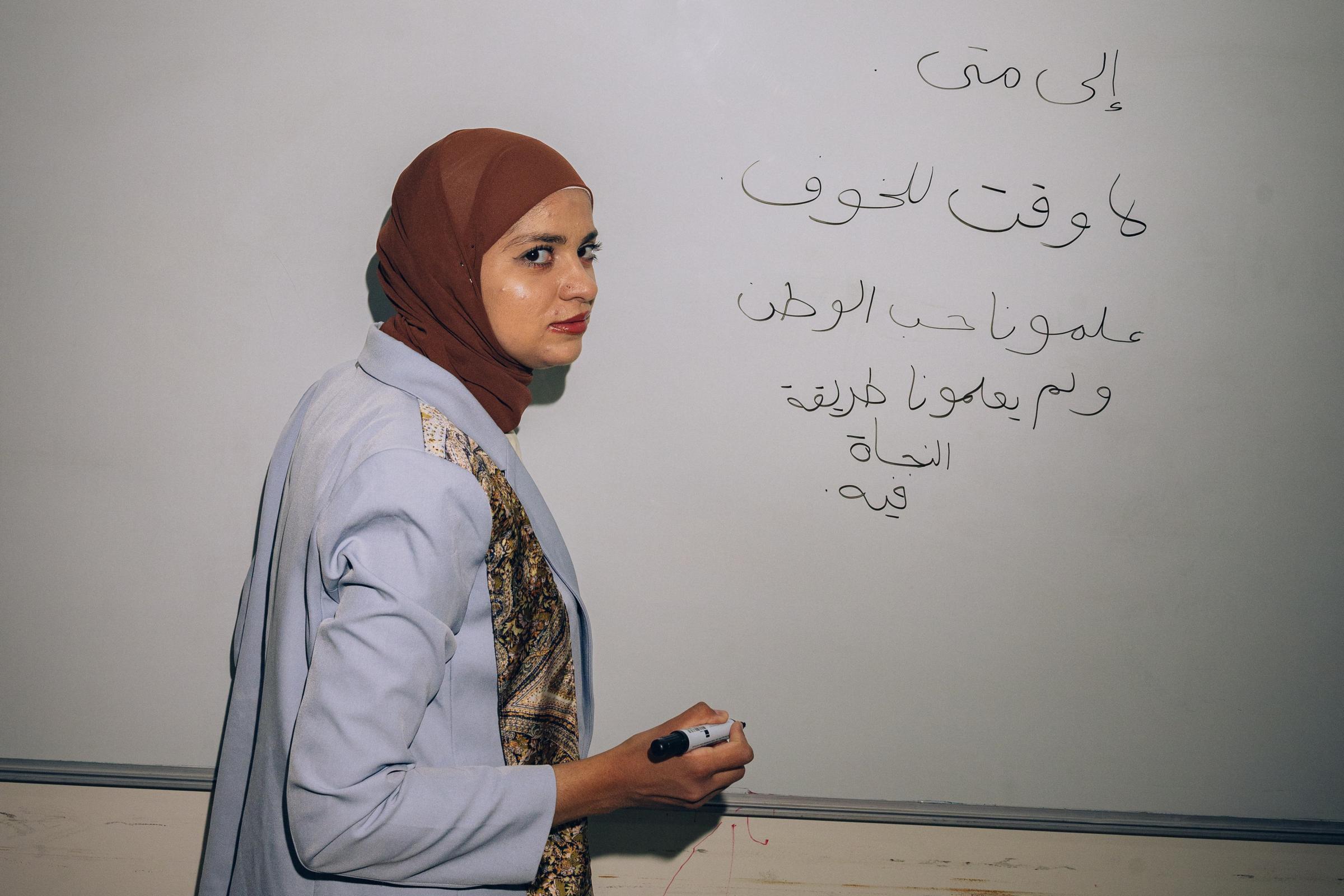 Mariam, une patiente de MSF originaire du camp de réfugiés de Nur Shams, écrit un message sur un tableau au bureau de MSF à Naplouse : « Jusqu’à quand ? Il n’y a pas de temps pour la peur. Ils nous ont appris à aimer notre patrie, mais ils ne nous ont jamais appris à y survivre. »