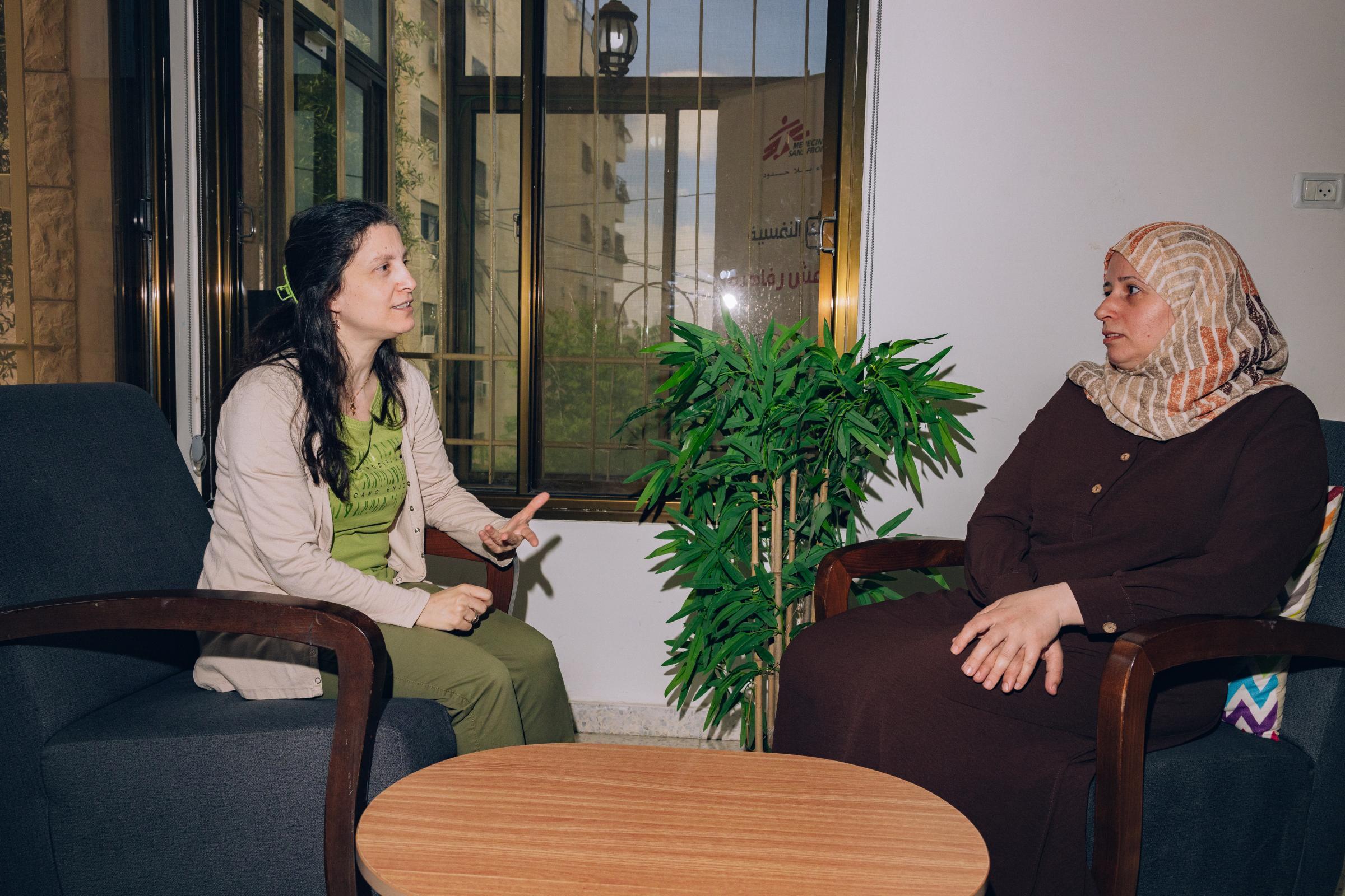 Rana Abu Hajleh, patiente de MSF, discute avec Shouruq, assistante sociale de MSF, à la clinique MSF de Naplouse, en Palestine