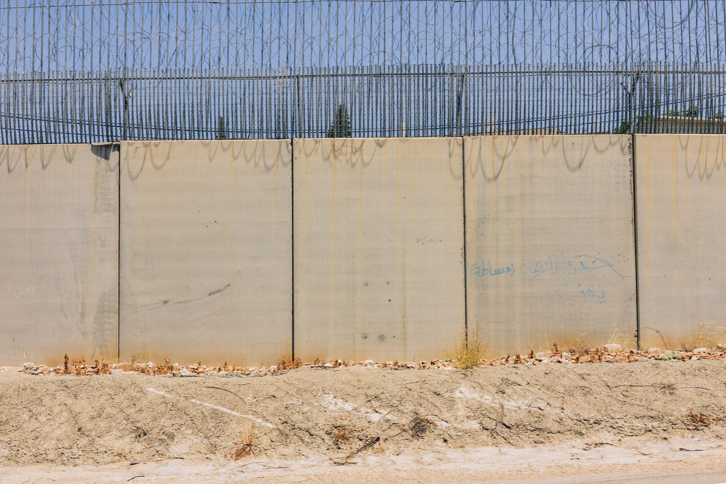 Le mur de séparation israélien traverse le paysage de la Cisjordanie. Cette barrière de 712 kilomètres demeure le principal obstacle physique qui affecte directement les déplacements et la vie quotidienne de 3,4 millions de Palestiniens