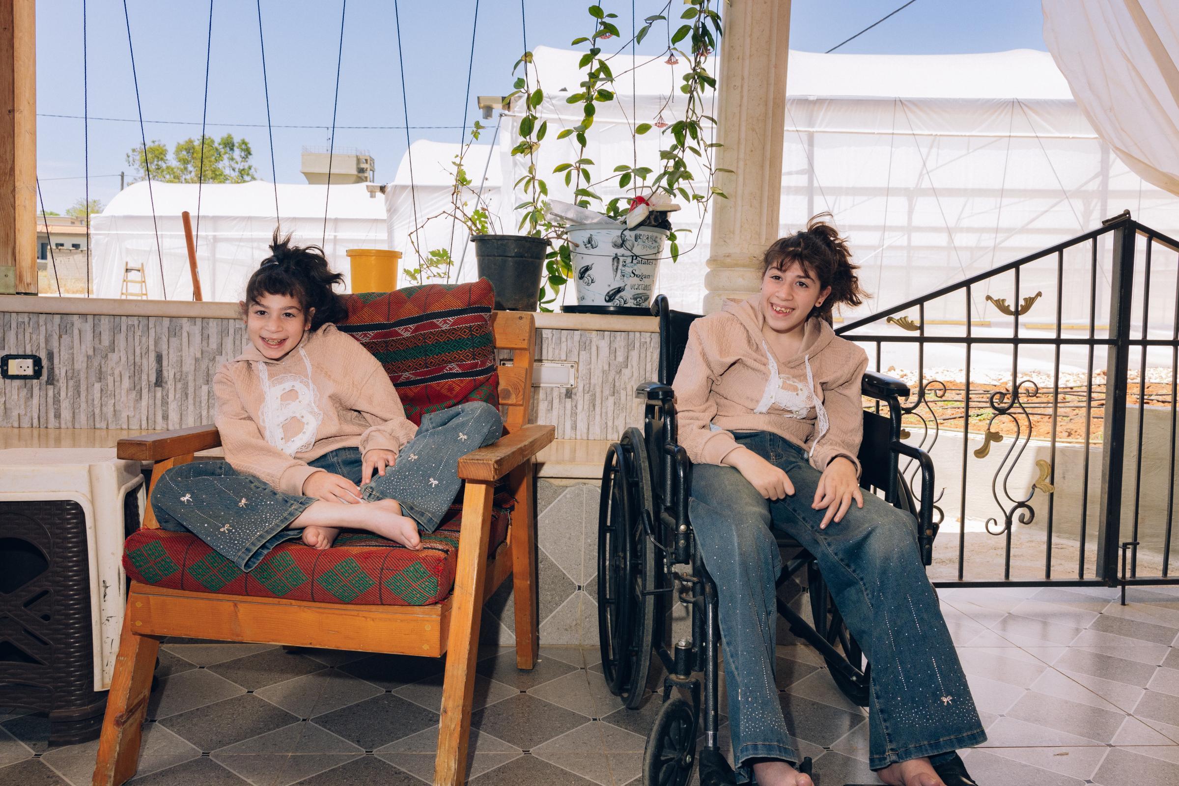 Les filles de Rana assises dans leur maison du village d’Azzun Attmeh. « Mes filles, qui ont des besoins spécifiques, me donnent la force de continuer, de vivre et de croire en l’espoir », déclare Rana Abu Hajleh, patiente de MSF en Cisjordanie, Palestine