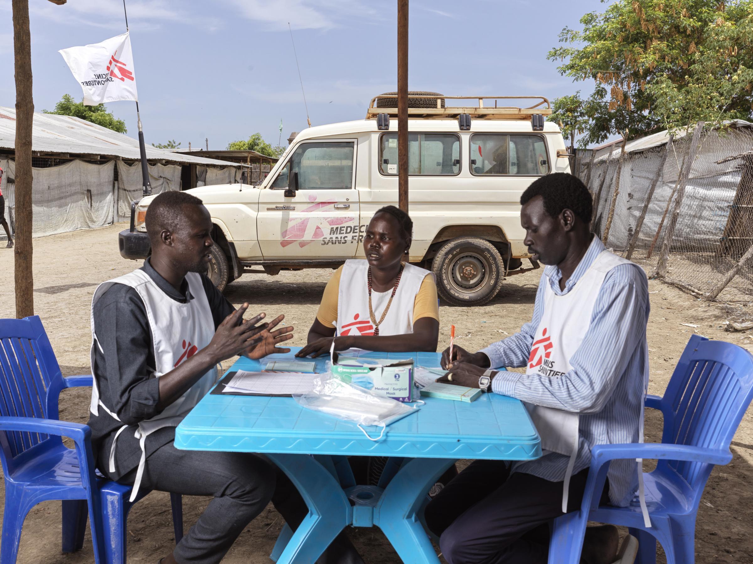 Des agents de santé communautaires du camp de déplacés internes de Bentiu discutent de la campagne de vaccination contre l'hépatite E. Bentiu, Soudan du Sud. Avril, 2022 ©Peter Caton