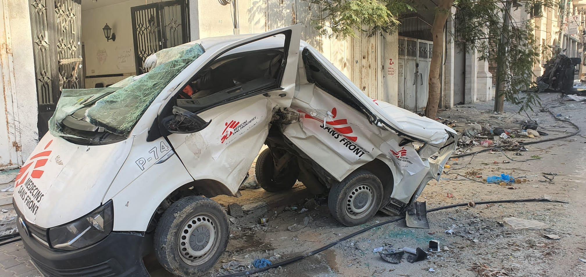 Le 20 novembre, cinq véhicules de MSF stationnés devant notre clinique de la ville de Gaza ont été détruits lors d’une intervention des forces israéliennes. La clinique a également été endommagée et une partie du bâtiment a été la proie des flammes pendant quelques heures. Les véhicules et la clinique étaient clairement identifiés par le logo de MSF. Bande de Gaza, Palestine. Novembre, 2023 © MSF