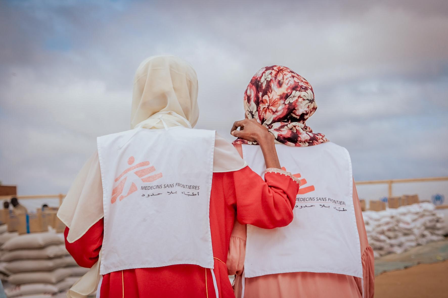 Smira Abakar Nahar Gria et Madiha Haroon Ali Ishag, travailleuses journalières au sein de MSF, participent à une distribution de savon visant à prévenir et à lutter contre le choléra à Adré, dans l'est du Tchad. 6 528 kits contenant chacun 75 pains de savon ont été distribués. Chaque personne a reçu trois pains de savon. Adré, Tchad. 2025 © Léa Gillabert/MSF