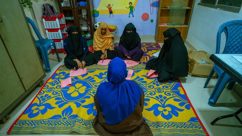 Nasrin Haque Rushni, formatrice en accompagnement psychologique, anime une séance de soutien psychosocial en groupe au sein du service de santé mentale de l’hôpital de Kutupalong de Médecins Sans Frontières. Cette séance offre aux femmes un espace sûr où elles peuvent partager leurs expériences et participer à des activités destinées à favoriser leur guérison et leur bien-être émotionnel. Bangladesh, août, 2026 © Nazmul Islam/MSF