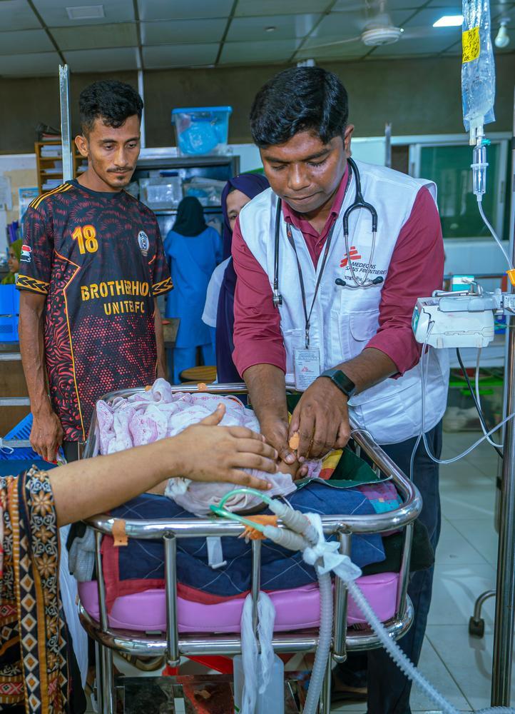 Le Dr Md. Nadim Shahariyar, directeur adjoint de l'hôpital de Kutupalong de MSF, s'entretient avec Taslima (19 ans) tout en évaluant l'état de santé de son bébé de deux mois, Nur Sadia. Le bébé avait été admis une semaine plus tôt pour une pneumonie et une affection cardiaque. Bangladesh, août, 2026 © Nazmul Islam/MSF