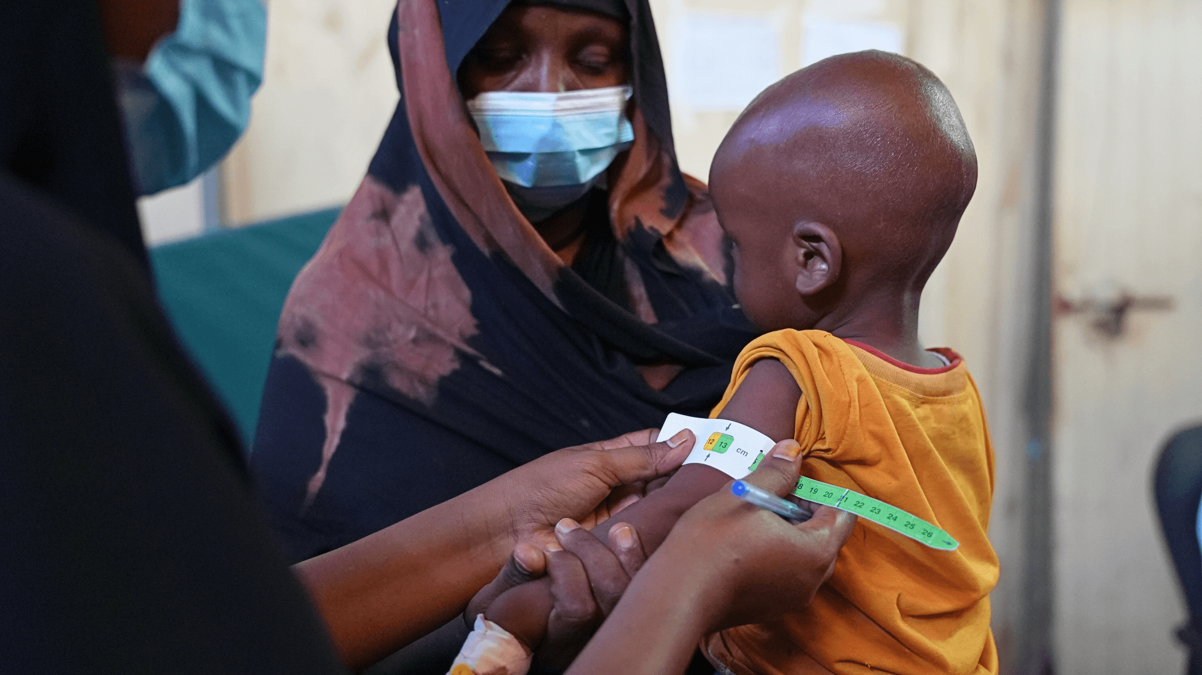 Asli Omar, nutritionniste du comté, effectue un test de périmètre brachial sur un enfant atteint de leishmaniose viscérale (kala azar). Les enfants de moins de 5 ans sont les plus touchés par l'épidémie de leishmaniose viscérale dans le comté de Wajir en raison de la forte prévalence de la malnutrition.