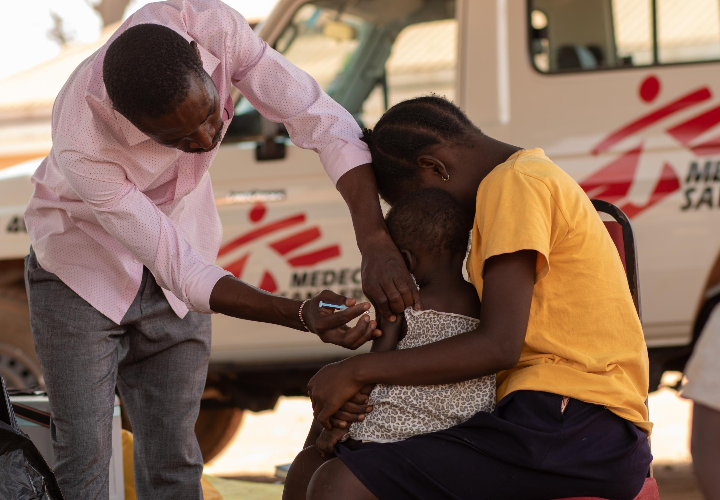 Les habitants reçoivent leur dose de vaccin contre la fièvre jaune dans des centres de vaccination stratégiquement installés sur les marchés et dans toute la communauté de Yambio, renforçant ainsi les défenses contre l'épidémie en cours dans l'État d'Équatoria-Occidental, Soudan du Sud