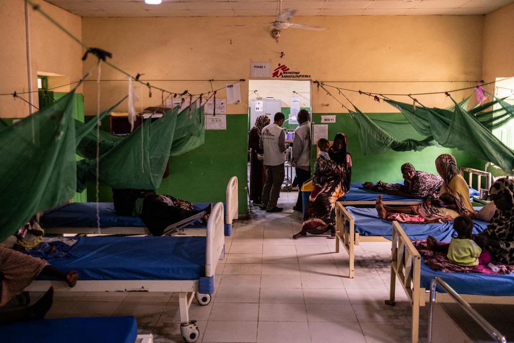 Les équipes médicales effectuent leurs visites au centre de nutrition thérapeutique pour patients hospitalisés géré par MSF au sein de l'hôpital universitaire de Zalingei. 26 juillet, Zalingei, Darfour central. Soudan, juillet, 2026 © Tadeu Andre/MSF