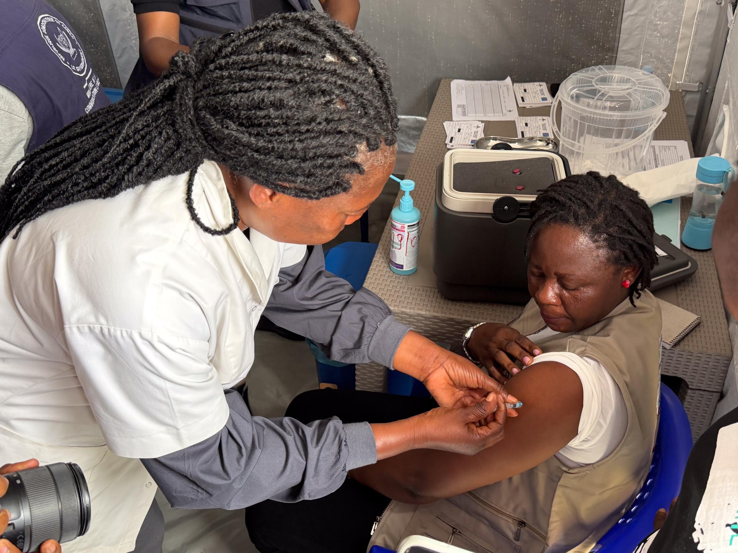 RDC : MSF conduit une importante étude sur la vaccination des travailleurs de première ligne contre la maladie à Ebola