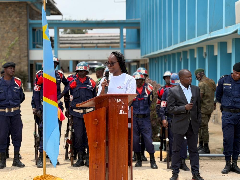 Docteur Nana Mimbu, médecin en santé publique et membre d'Epicentre fait un discours lors l'évènement de lancement de l'étude BRAVO au laboratoire provincial de santé publique de Bunia. RDC, septembre, 2026 © Kristen Poels/MSF