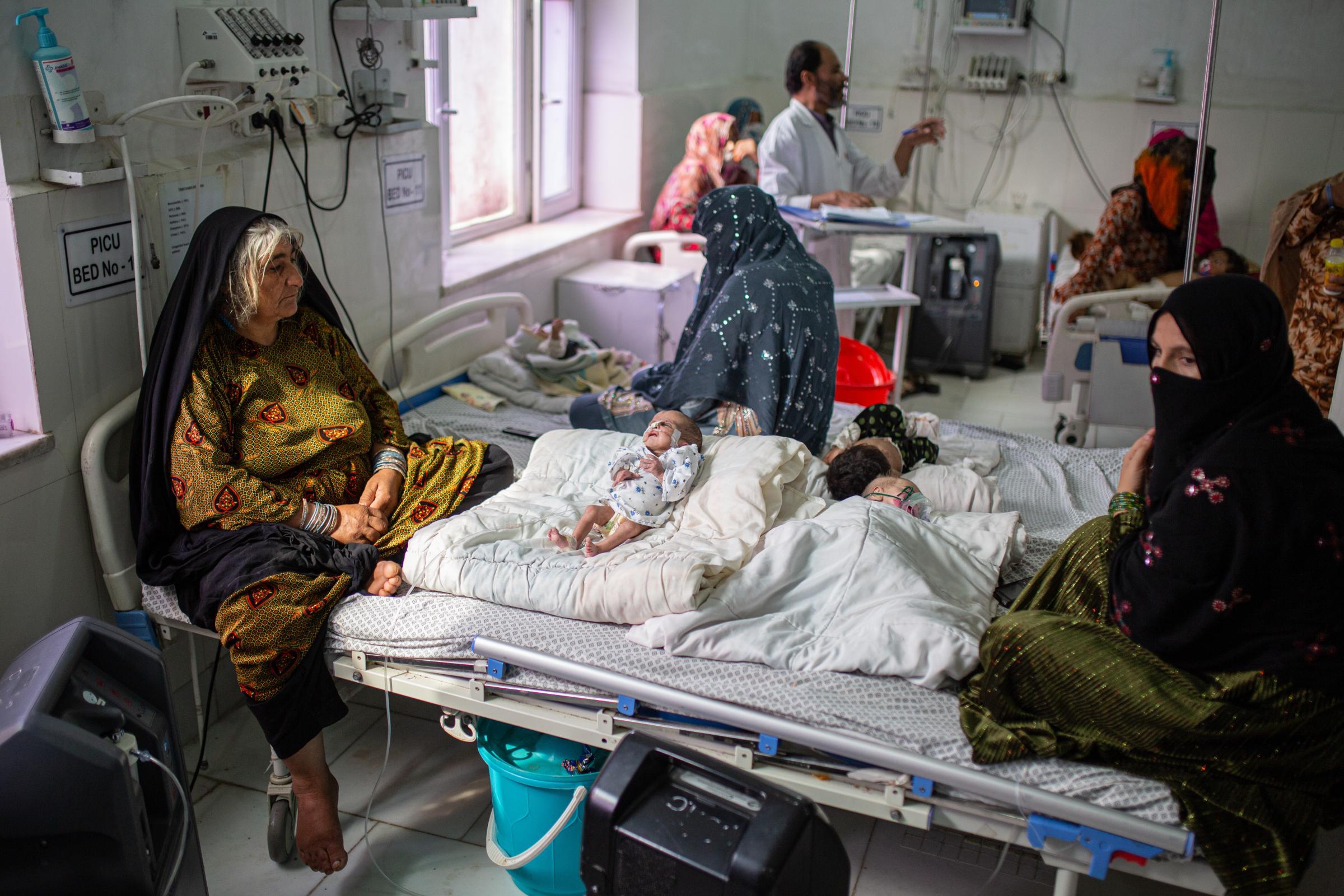 Guldasta, âgée de 50 ans, est assise auprès de sa petite-fille Farida, âgée d'un mois et demi, dans l'unité de soins intensifs pédiatriques de l'hôpital Boost, en Afghanistan, soutenu par MSF. Farida souffre d'une pneumonie et d'une septicémie.