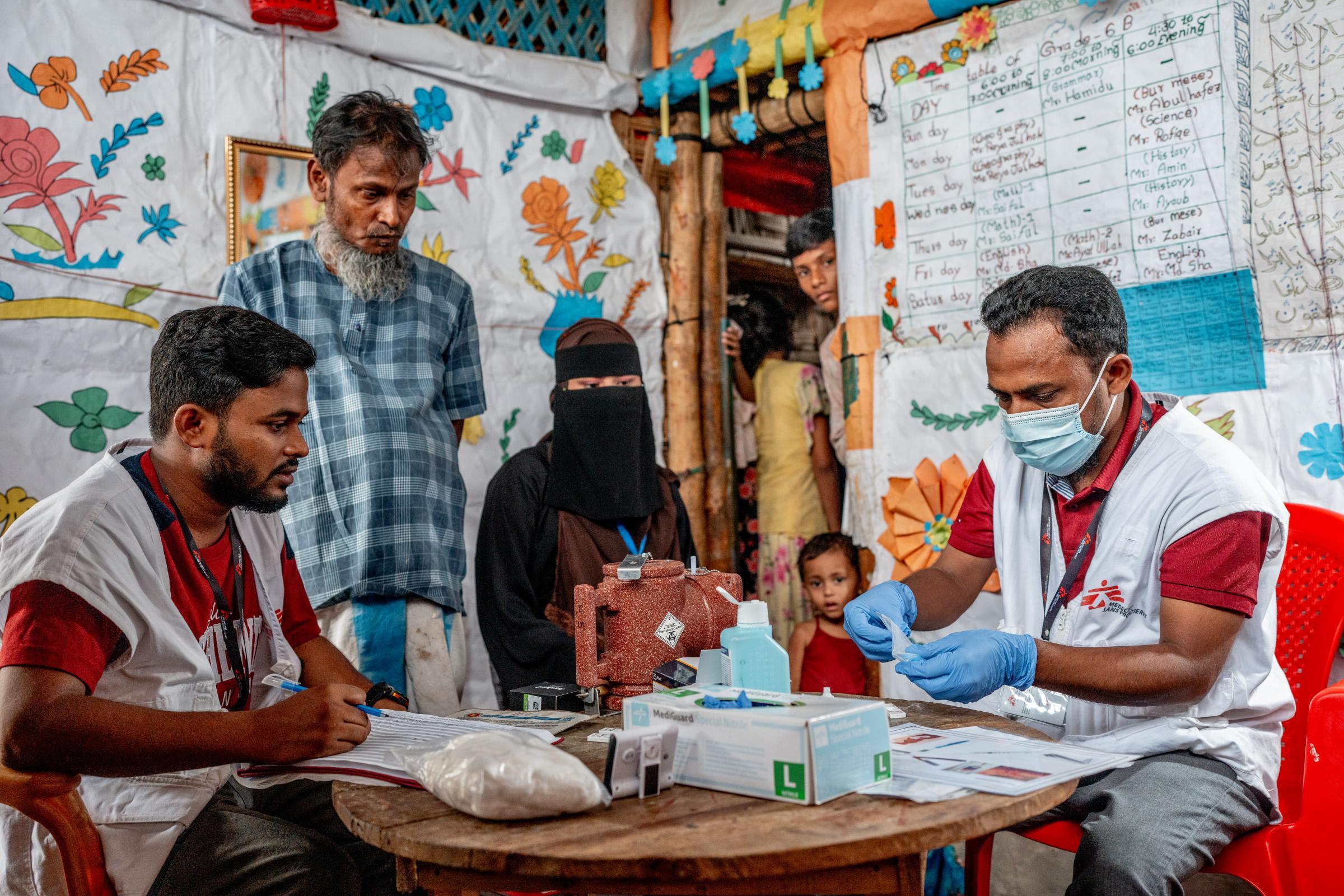 Abdul Majed (53 ans) et sa fille Nur Halima (18 ans) subissent un test de dépistage de l'hépatite C dans le camp de réfugiés de Kutupalong, Bangladesh
