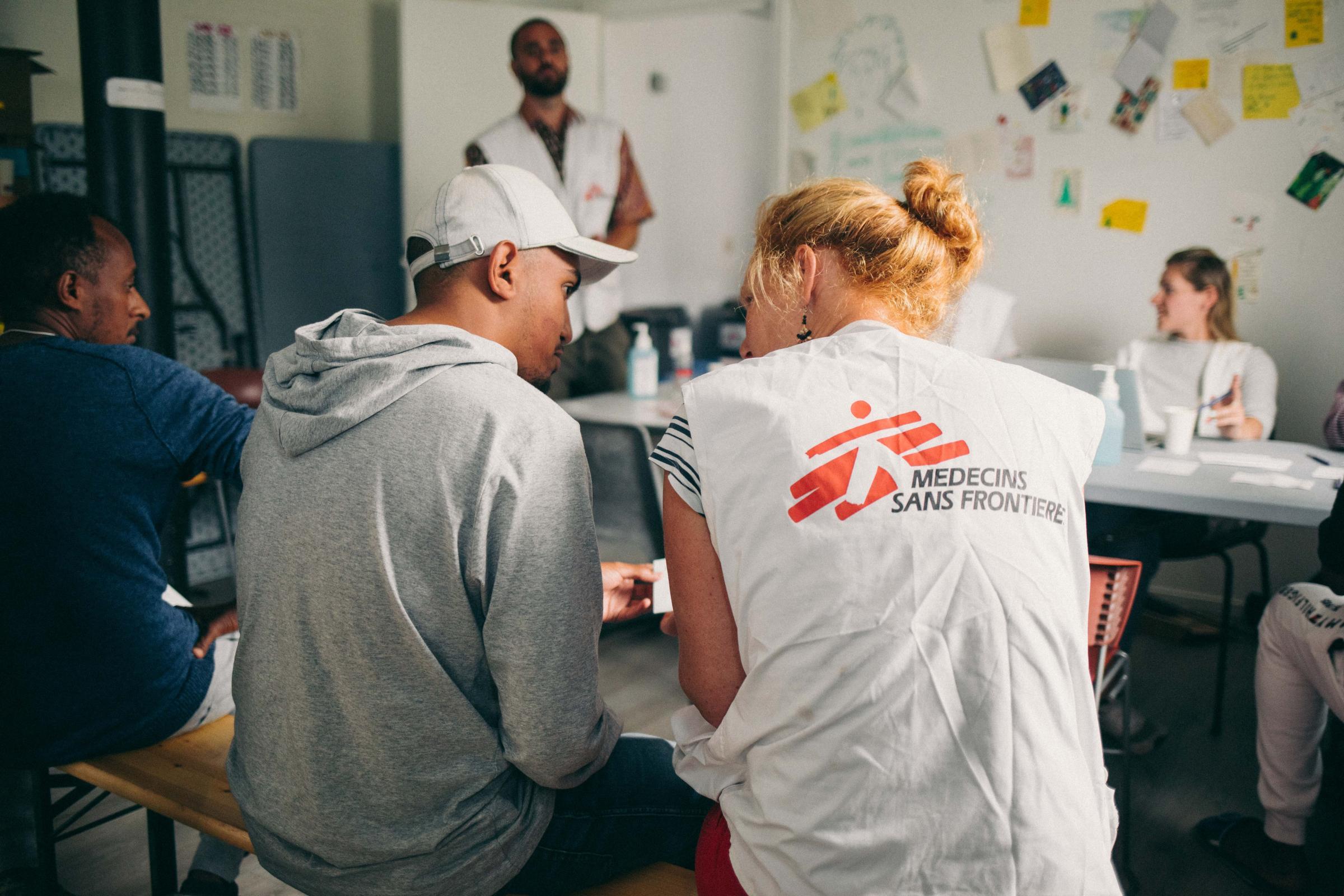 Isaline, manager vaccination, en discussion avec un patient au HUB humanitaire, à Bruxelles © MSF/Marin Driguez/Agence VU' - juin 2023