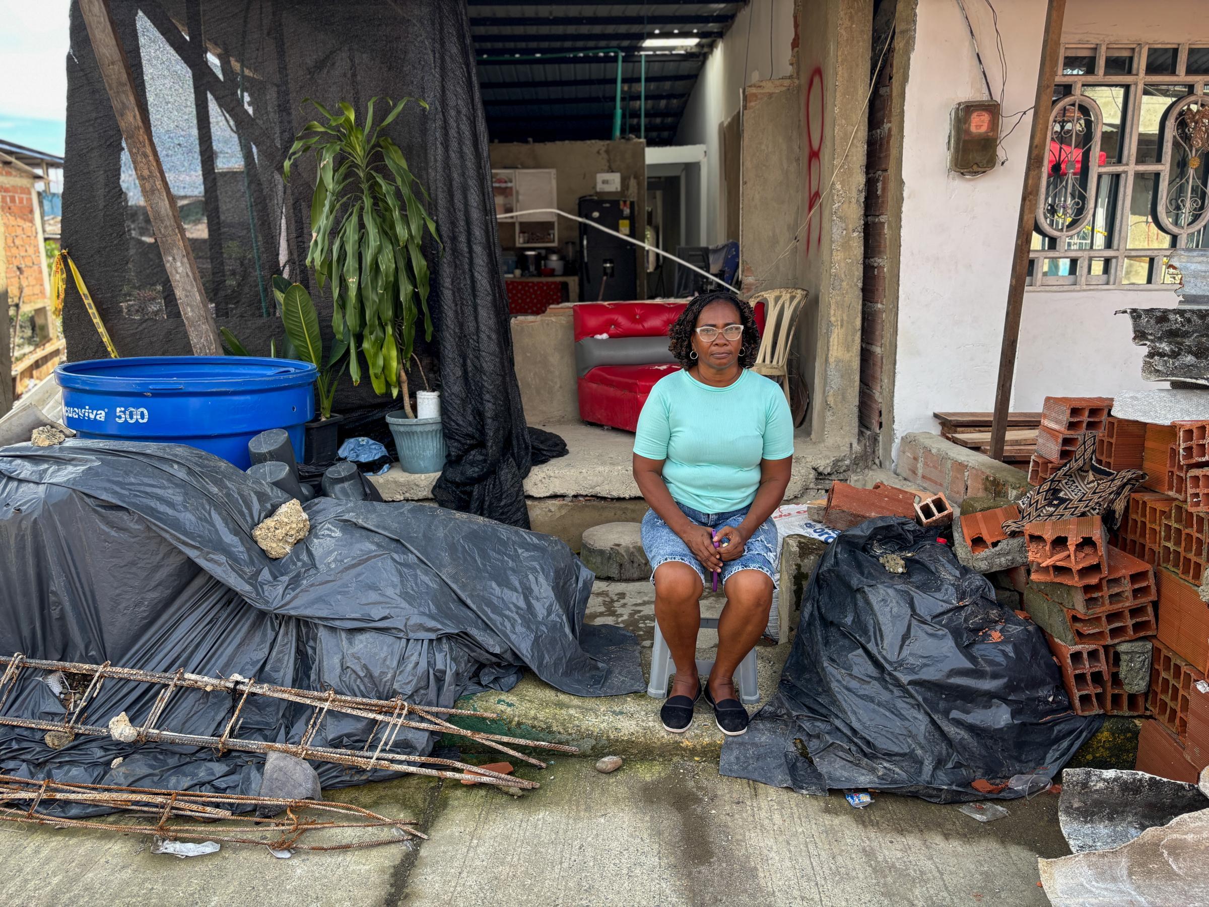 Sonia Hernandez est assise sur ce qui était autrefois la façade de sa maison, qui a dû être démolie après avoir été complètement fissurée par le tremblement de terre en Colombie.
