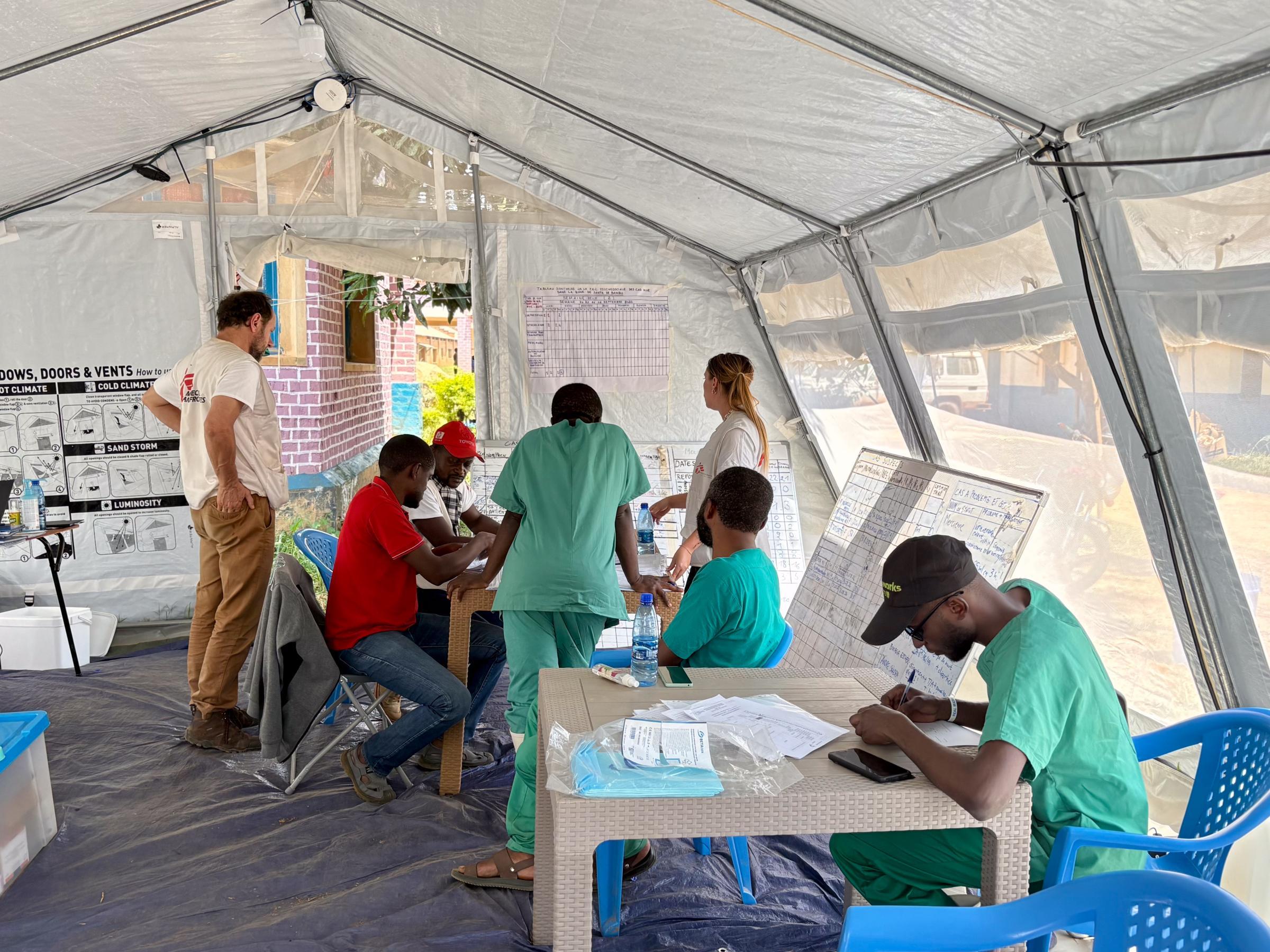 L'équipe médicale discute des patients actuellement pris en charge au centre de traitement et d'intervention MSF de l'hôpital général de référence de Bambu, RDC