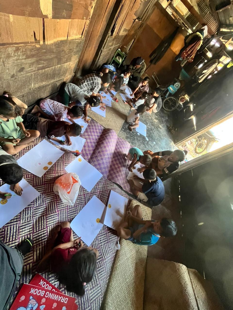Des enfants dessinent ensemble lors d’une activité récréative et de sensibilisation psychosociale de base organisée par la YMSFI dans le village de Timbu. Ces activités ont offert aux enfants l’occasion d’apprendre, de jouer et de bénéficier d’un soutien psychosocial à la suite du séisme en Indonésie