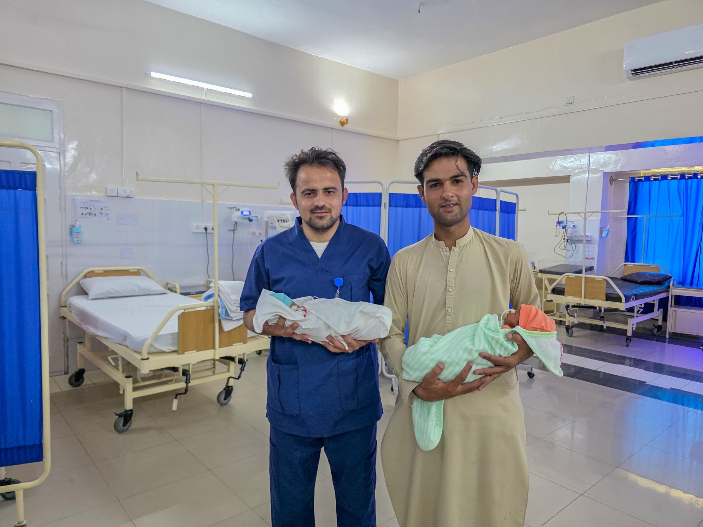 Nizam Khan, l'oncle des jumeaux nouveau-nés, pose avec un infirmier de MSF alors que les nourrissons quittent l'unité néonatale de MSF à l'hôpital Dogra de Bara, dans le district de Khyber, après 24 jours de soins spécialisés.