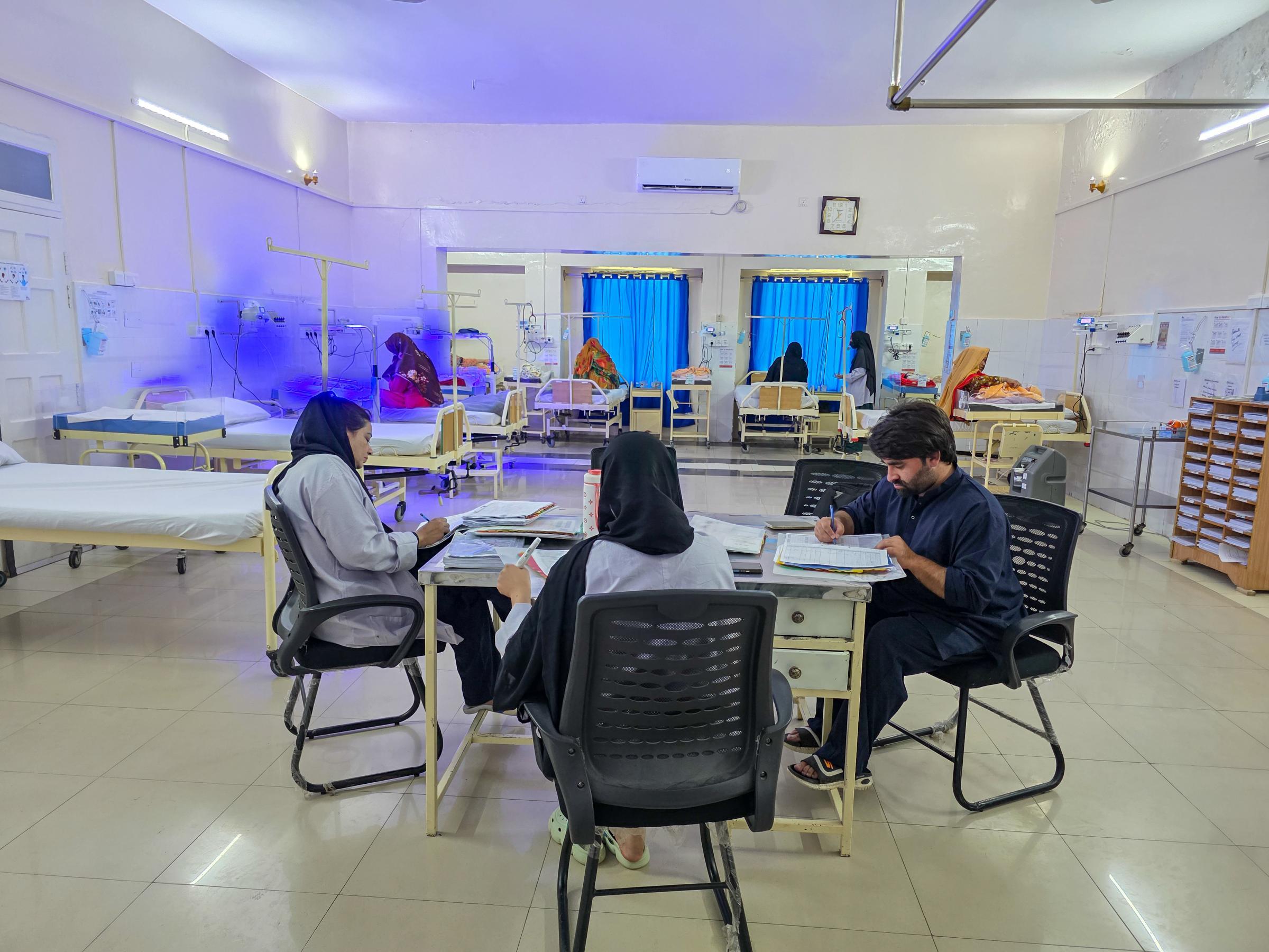 L'équipe de MSF à l'œuvre à l'intérieur de l'unité néonatale, qui prend en charge les nourrissons de l'hôpital Dogra dans le district de Khyber depuis septembre 2025.
