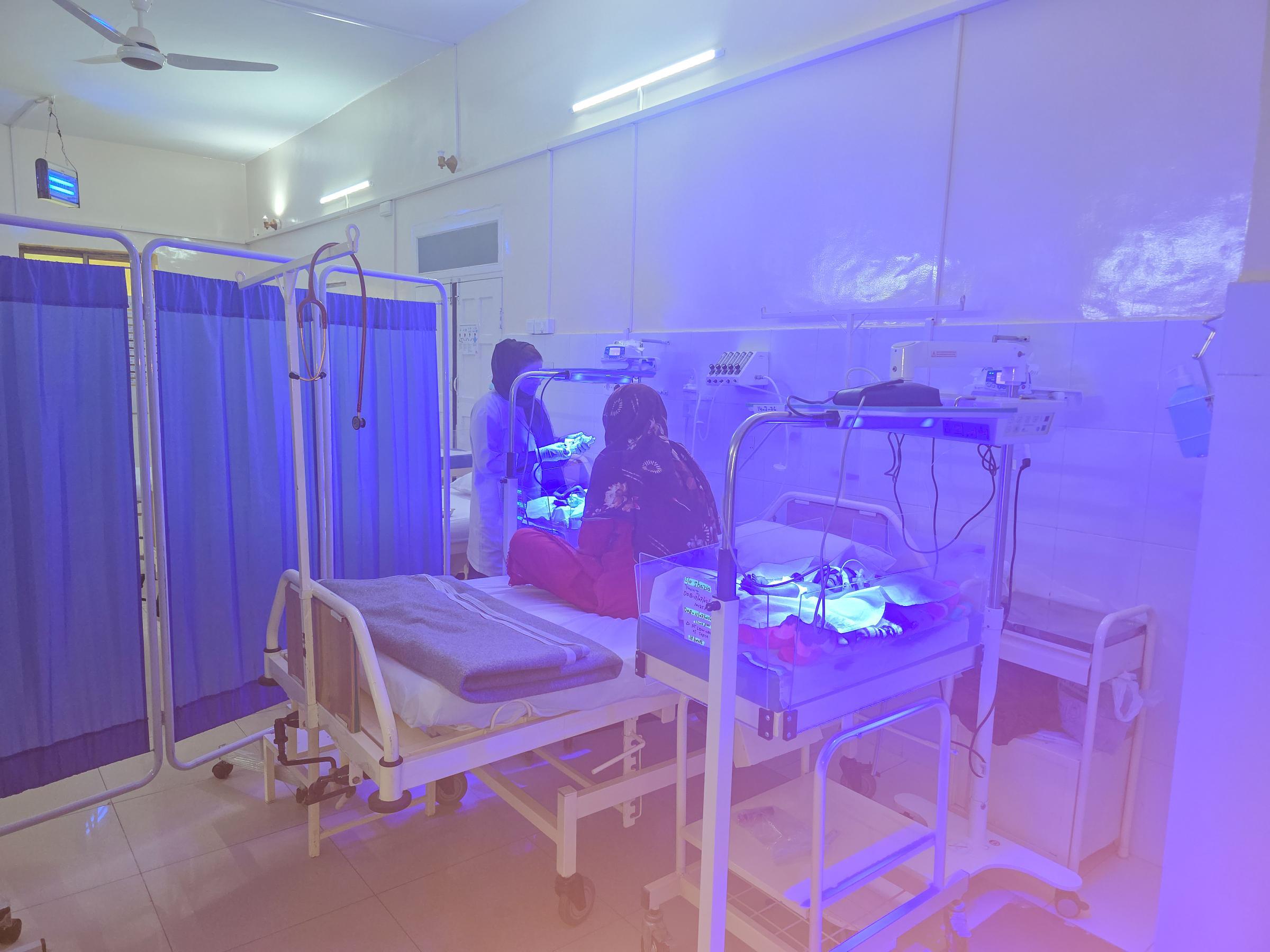 Sylvia, infirmière pour MSF, soigne des jumeaux admis à l'unité néonatale de l'hôpital Dogra à Bara, dans le district de Khyber.