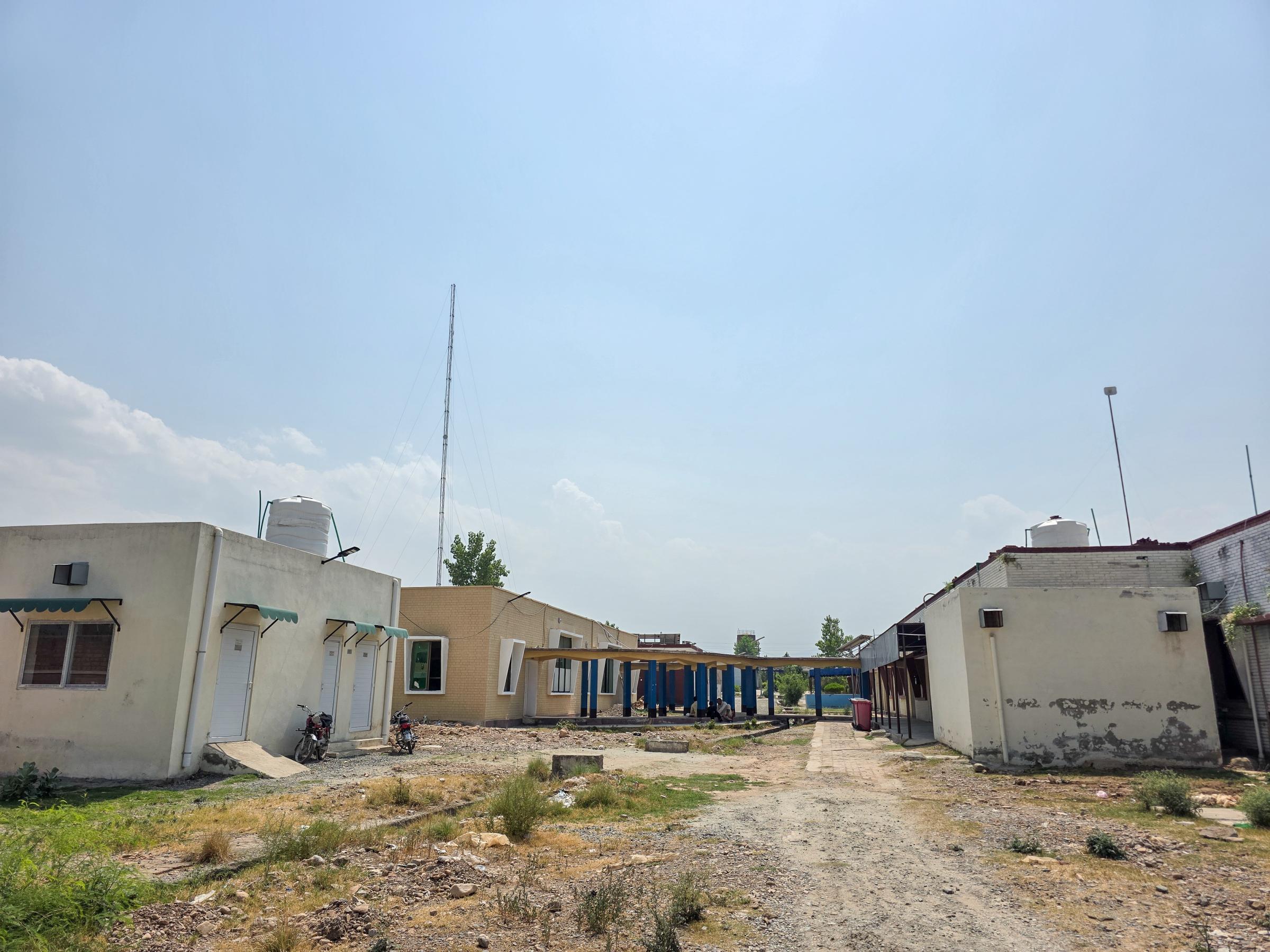 Vue de la blanchisserie MSF à gauche, suivie de la maternité en construction, faisant face à l'unité de néonatologie de l'autre côté. MSF soutient ces infrastructures à l'hôpital Dogra de Bara, dans le district de Khyber, depuis septembre 2025.
