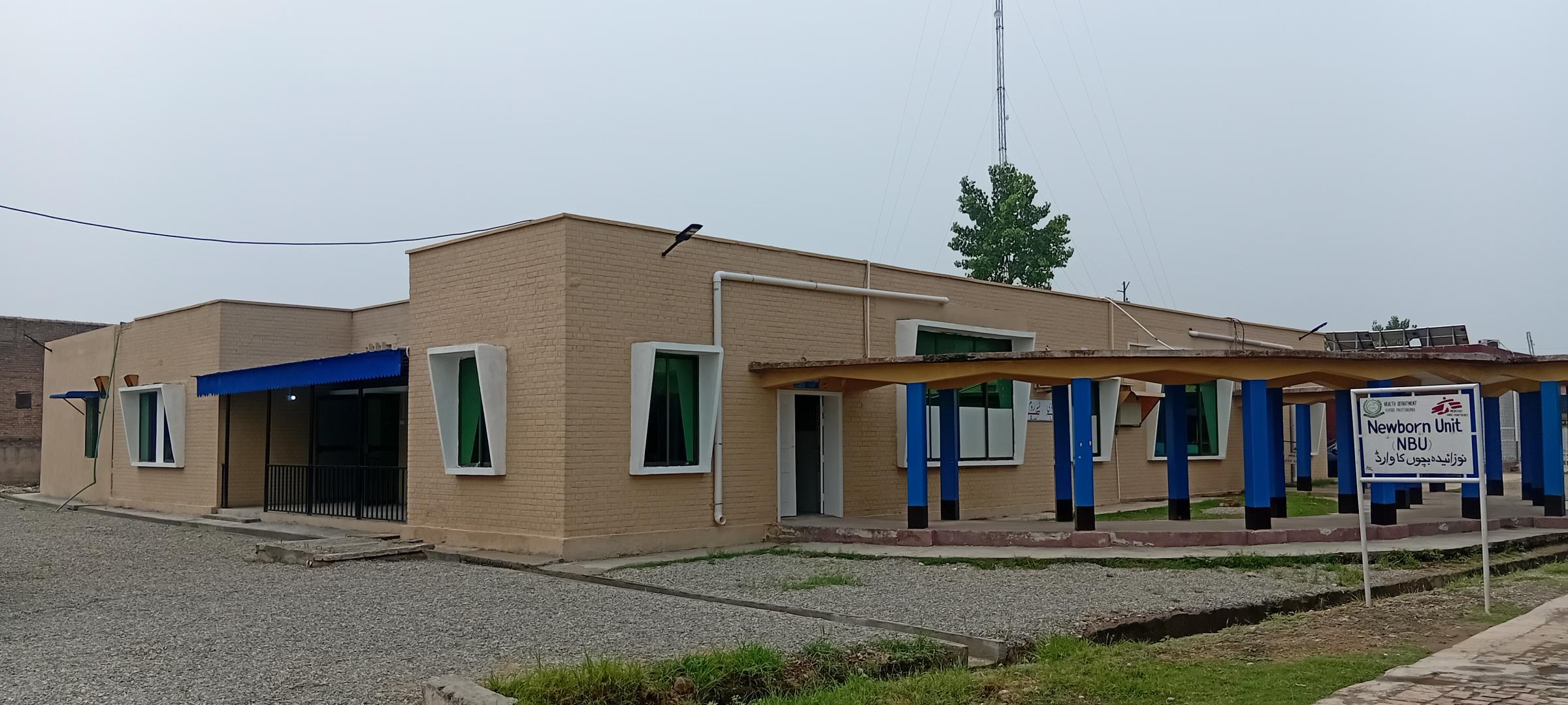 Vue extérieure de la maternité récemment rénovée, soutenue par MSF, à l'hôpital Dogra de Bara, dans le district de Khyber, Pakistan