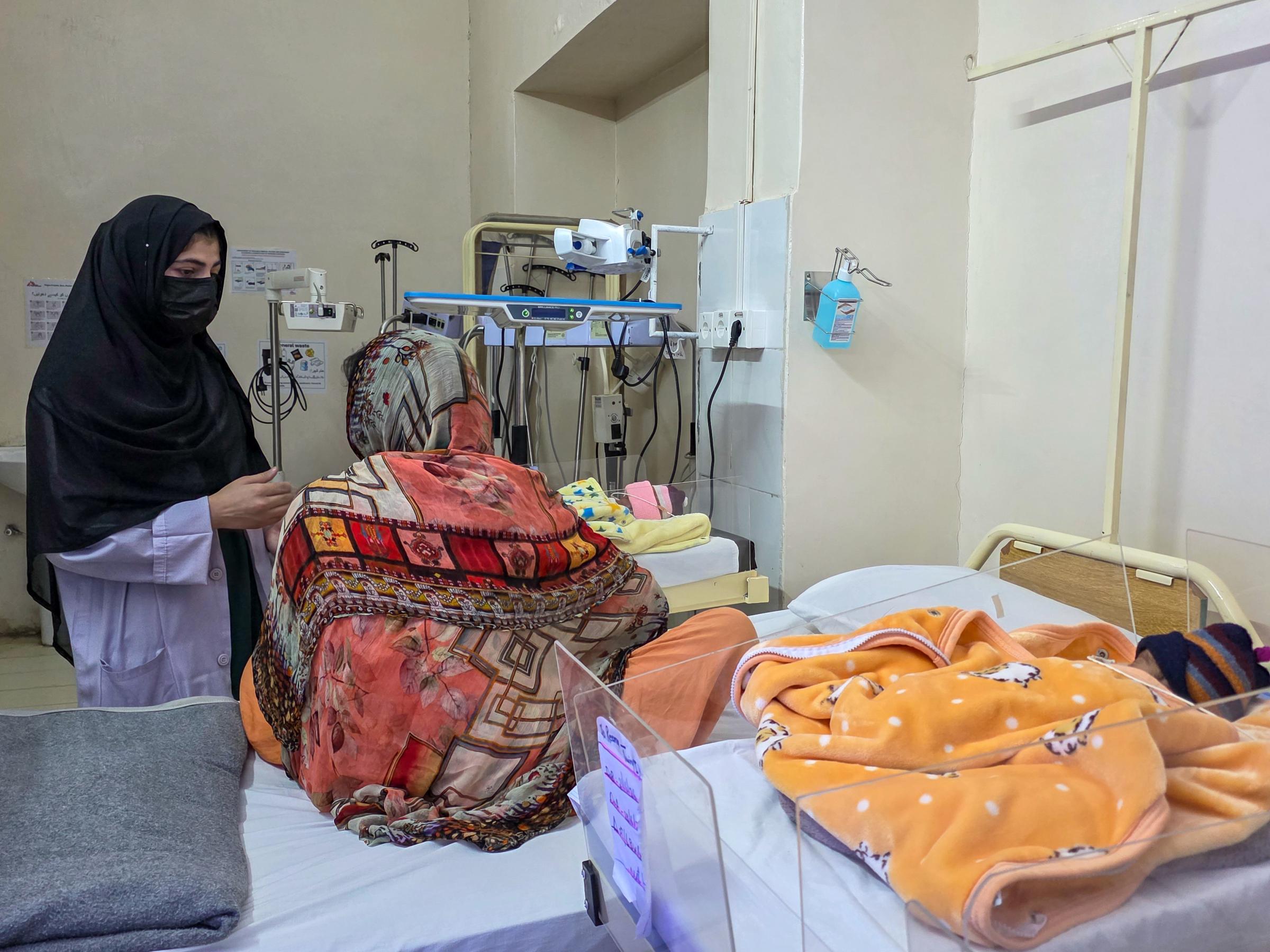 Noreen, une éducatrice de santé de MSF, échange avec Reema, la mère de jumeaux, avant leur sortie de l'hôpital après 24 jours de soins spécialisés à l'unité néonatale de MSF.