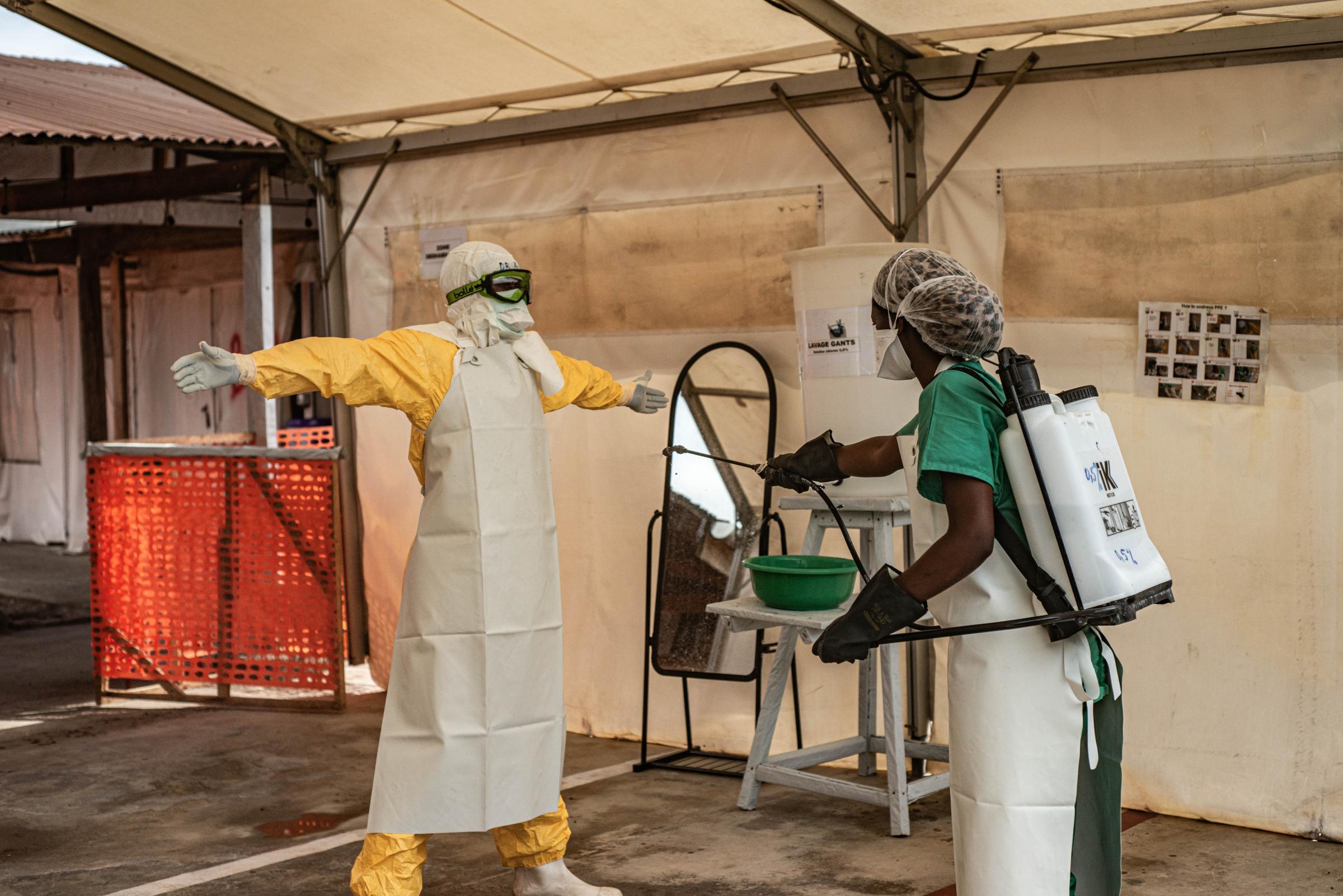 Les équipes de MSF suivent un protocole strict de préparation et de désinfection avant et après chaque visite auprès des patients. Centre de traitement Ebola, Goma, RDC