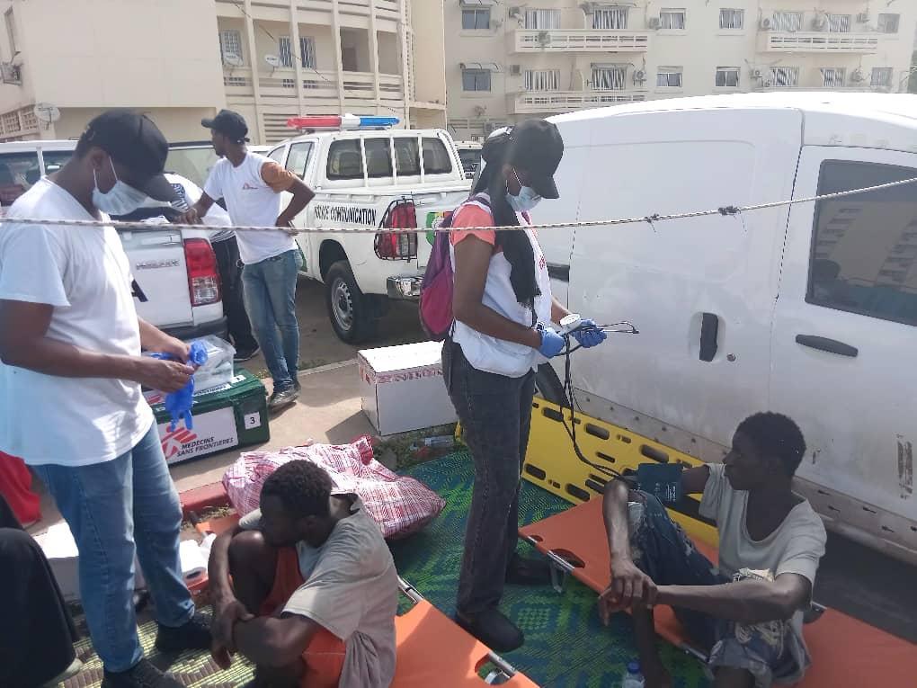 Une équipe de MSF apporte un soutien médical aux migrants en détresse arrivés à Dakar, Sénégal