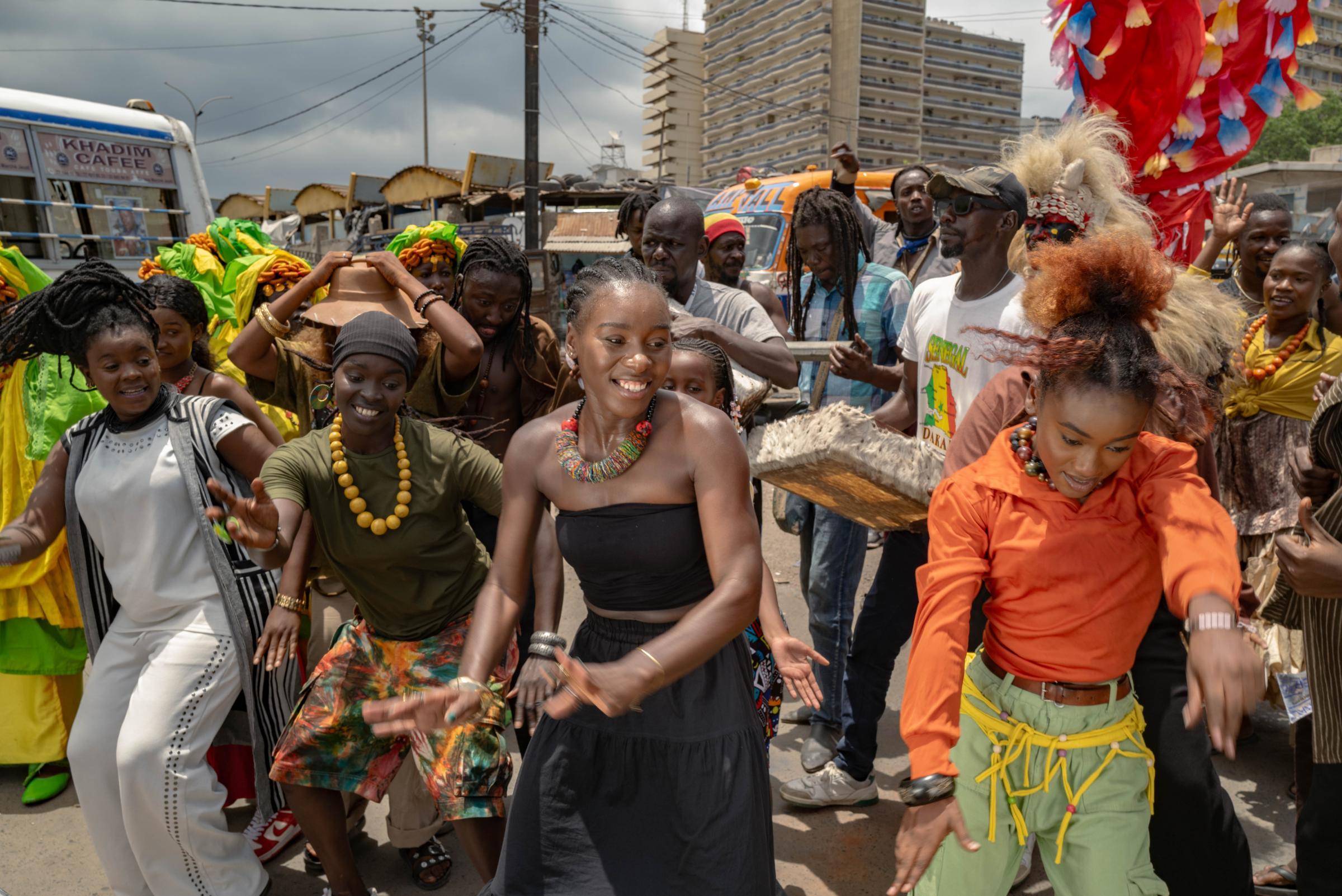 Scène de danse avec plusieurs artistes lors du tournage du clip vidéo « Clima Yaakaar » à Reubeuss, Dakar