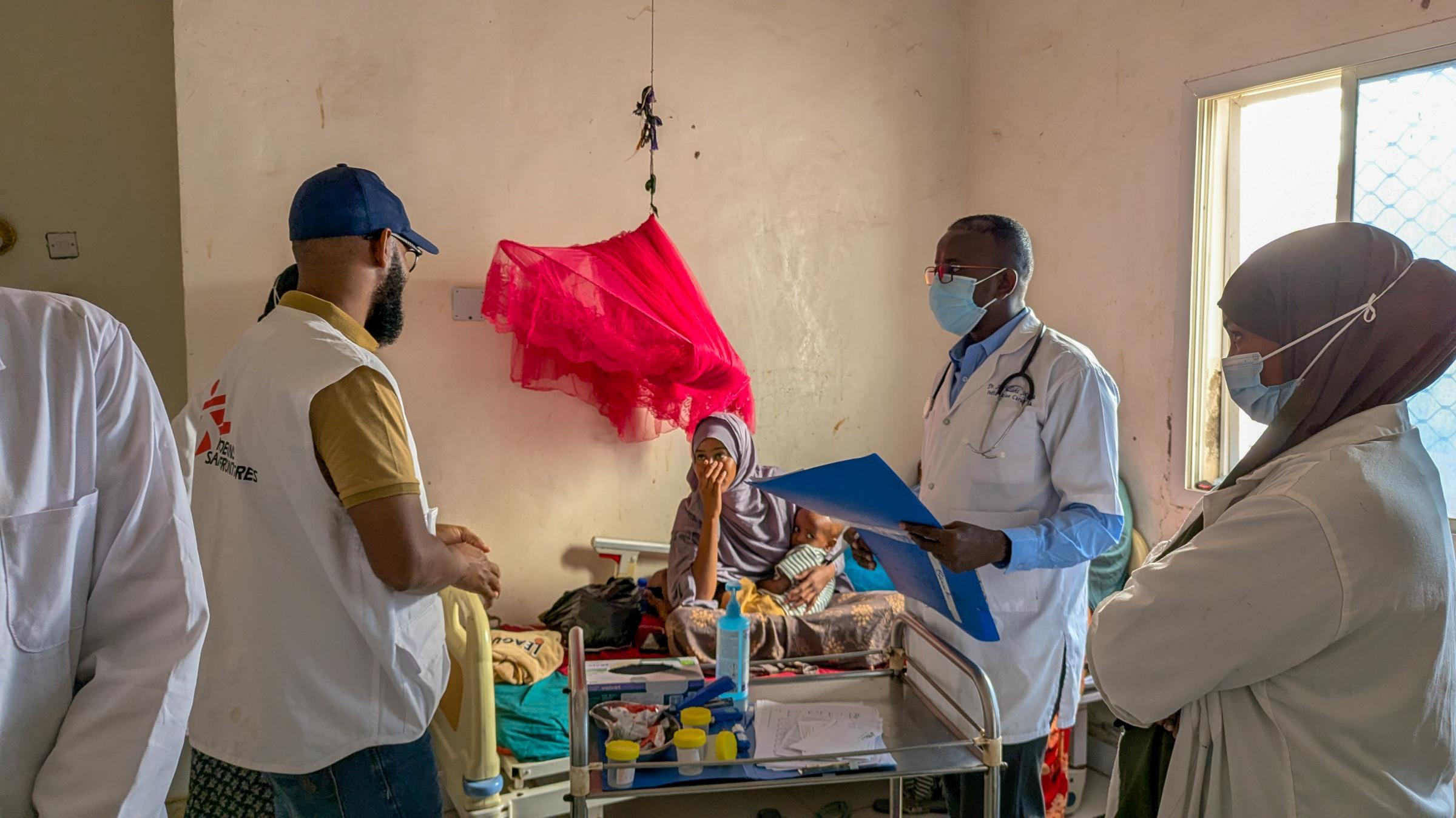 L'équipe médicale de MSF effectue une visite dans le service de malnutrition de l'hôpital régional de Mudug à Galkayo. Ce service de 28 lits fonctionne au-delà de sa capacité depuis avril 2026 et continue d'accueillir des enfants malgré sa pleine capacité.