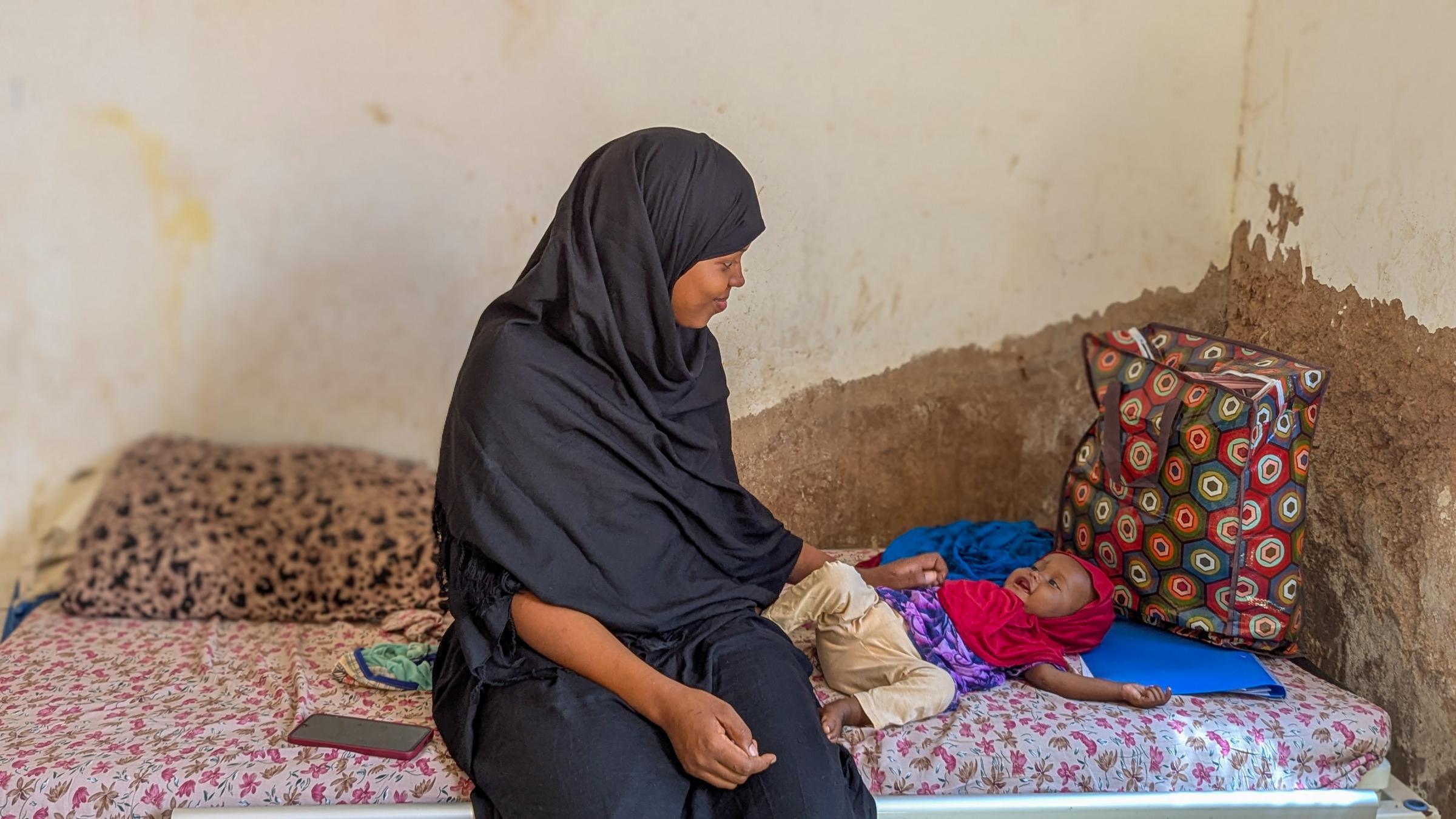 Sabrin Ahmed est arrivée à l'hôpital régional de Mudug à Galkayo avec son enfant malade après douze heures de route.
