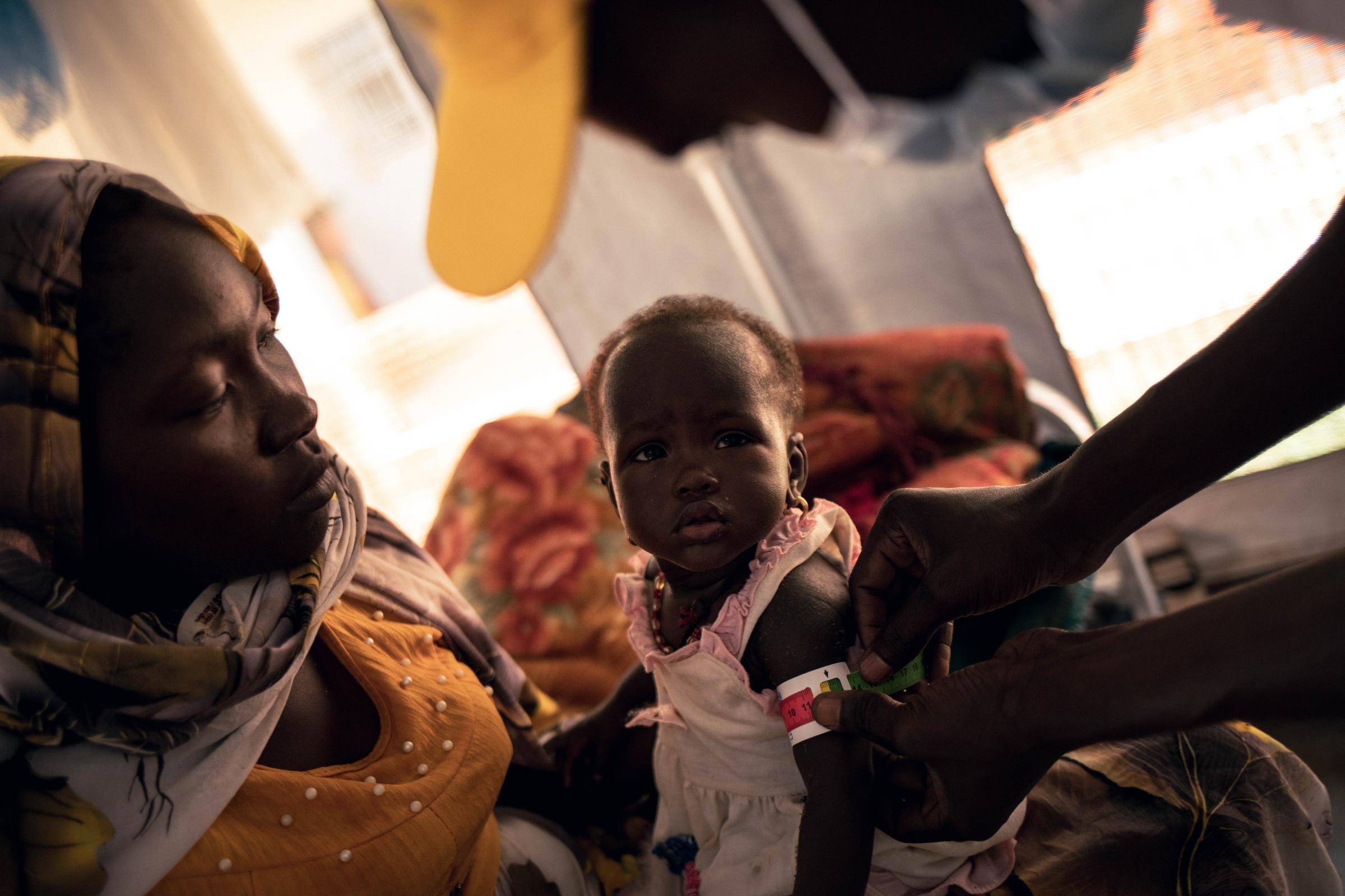 Khadidja Achérif, 18 ans, et sa fille Amina Hassan, 10 mois, dans l'unité d'isolement pour les patients atteints de rougeole et également traitée pour malnutrition à l'hôpital Am Timan, Tchad.