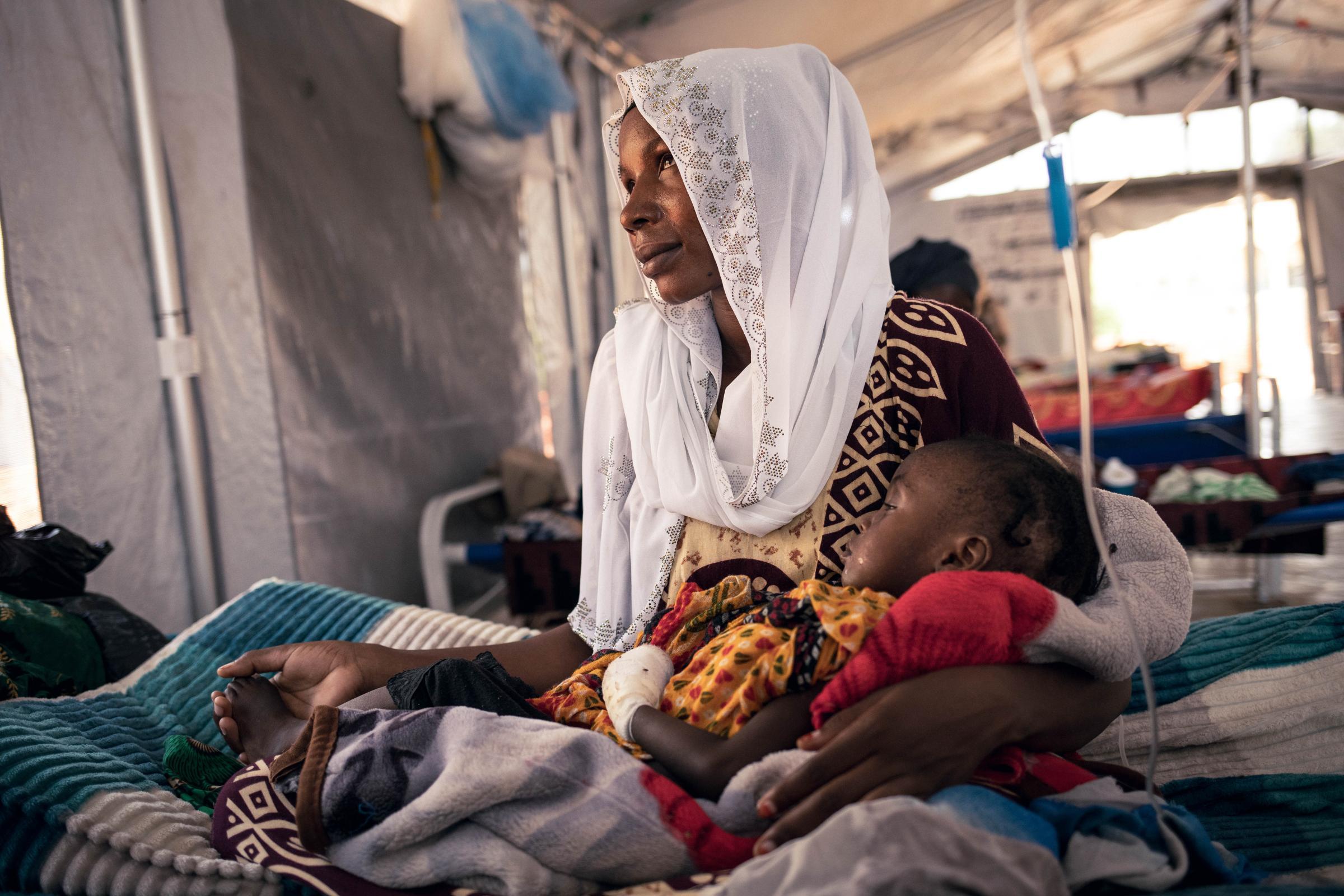 Khadidja Issaka, 20 ans, avec sa fille Maïmouna Ibrahim, 2 ans et demi, qui a été admise dans l'unité d'isolement pour la rougeole soutenue par MSF et qui est également soignée pour malnutrition à l'hôpital Am Timan, Tchad