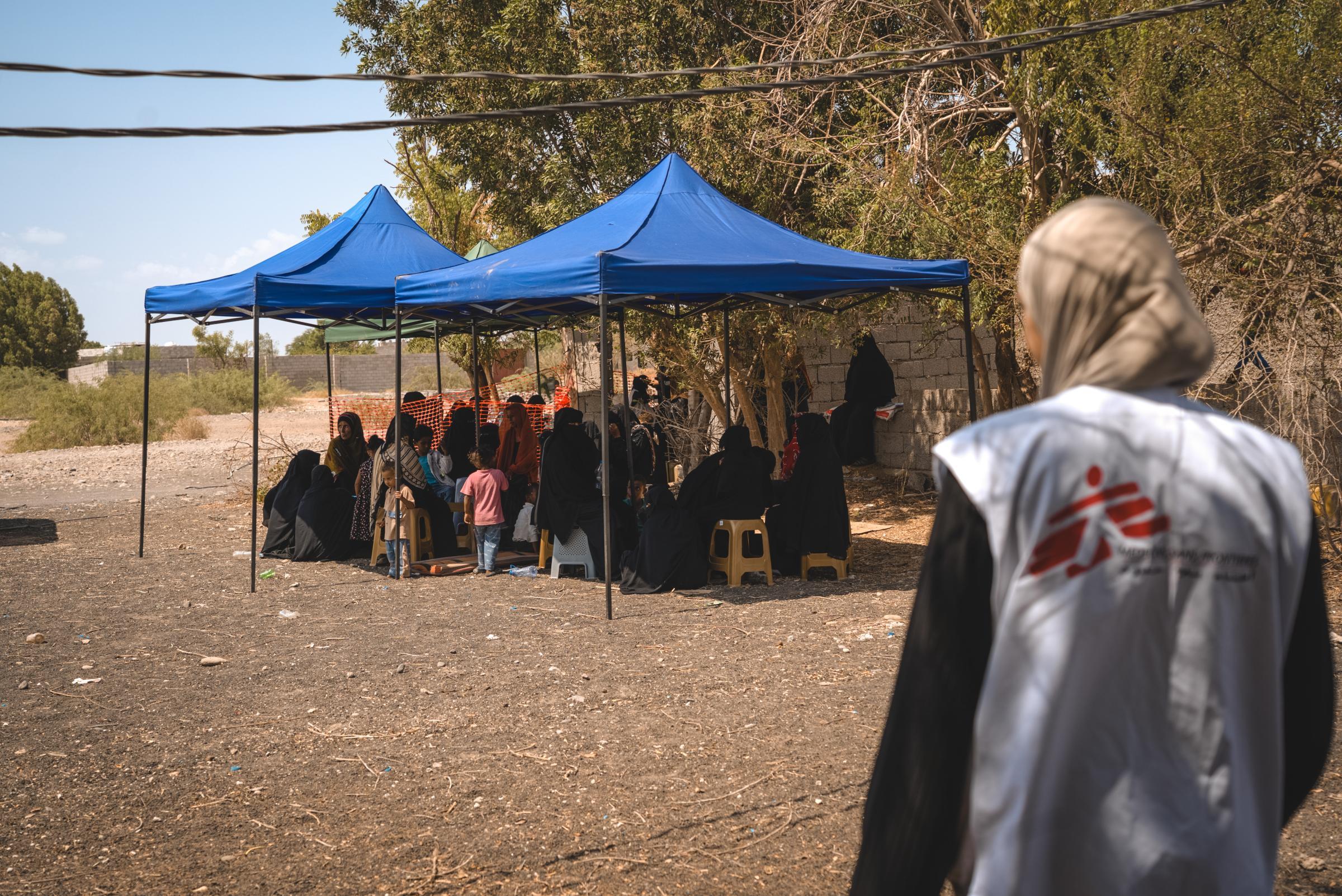 Clinique mobile de MSF et conditions de vie des personnes déplacées par les récents combats le long de la côte ouest du Yémen. Sur des sites comme Ja'oulah et Koud Othmani, les équipes de MSF dispensent des consultations médicales, distribuent des médicaments, effectuent des tests rapides, vaccinent, dépistent la malnutrition, offrent des soins de santé sexuelle et reproductive et orientent les patients nécessitant des soins complémentaires. Aden, Yémen, 23-24 septembre 2026. © Aseel Murshed Ali/MSF
