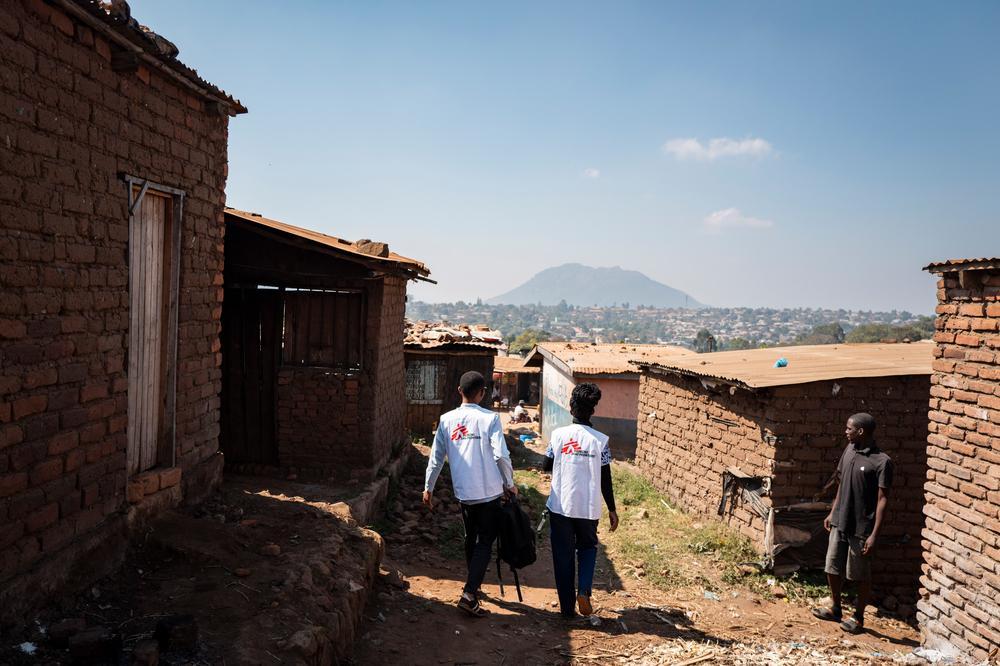 Deux membres de l'équipe de soins palliatifs de MSF en visite dans un quartier de la périphérie de Blantyre, au Malawi. Juillet 2026 © Jérémy Lempin